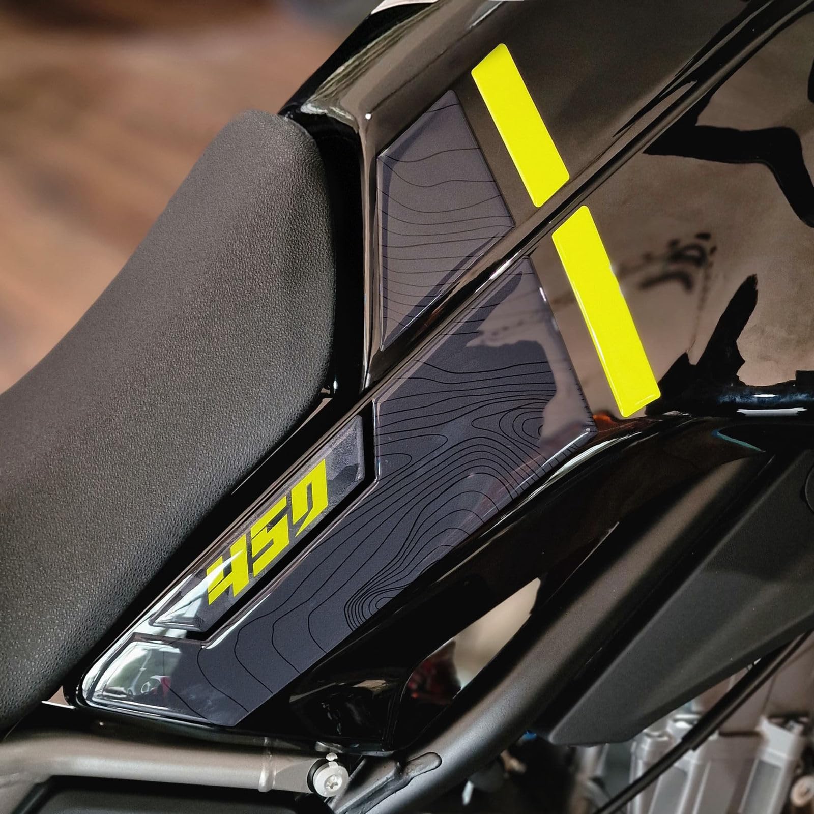 Resin Bike Kit Adesivi Moto Compatibile con CF MOTO 450 MT 2024-2026 Tundra Grey Protezioni Moto Serbatoio Completa da Urti e Graffi. Adesivi Resinati con Effetto 3D Made in Italy