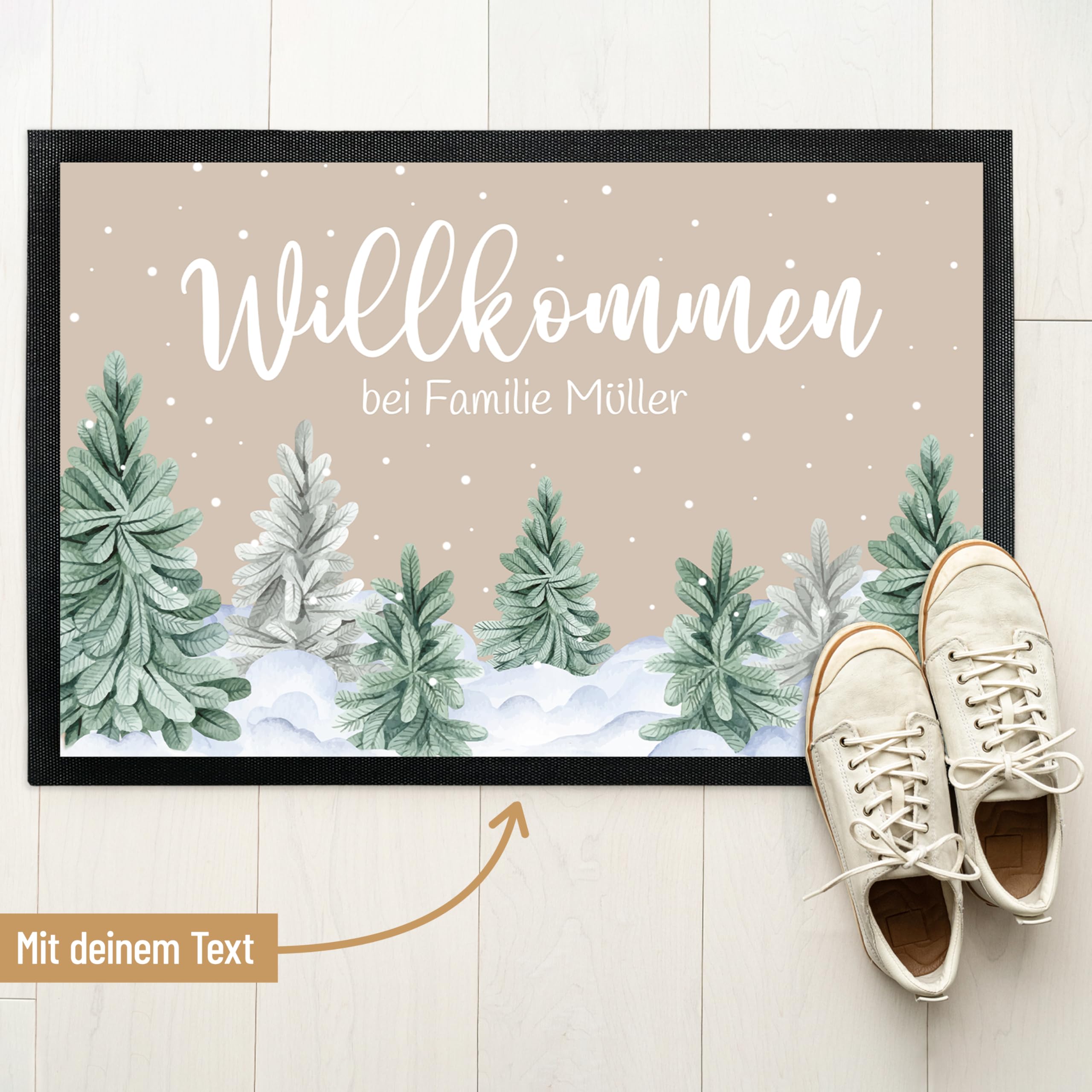 True Statements Deko-Fußmatte „Willkommen“ personalisiert - Tannen-Design – rutschfest, extra dünne Türmatte - Eingangsbereich Deko - Geschenk zu Weihnachten & Adventszeit, 75 x 50 cm