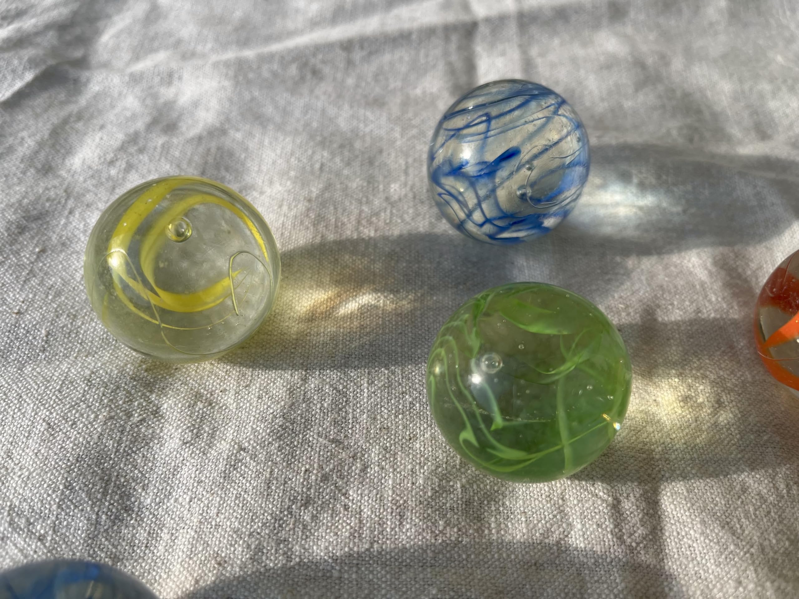 FAIRY TAIL & GLITZER FEE 7 Große Glaskugeln 35mm Bunt Rot Grün Blau Gelb Murmeln Groß Murmel Dekokugeln Kugelbahn Pflanzendeko Glas Kugel Garten Deko