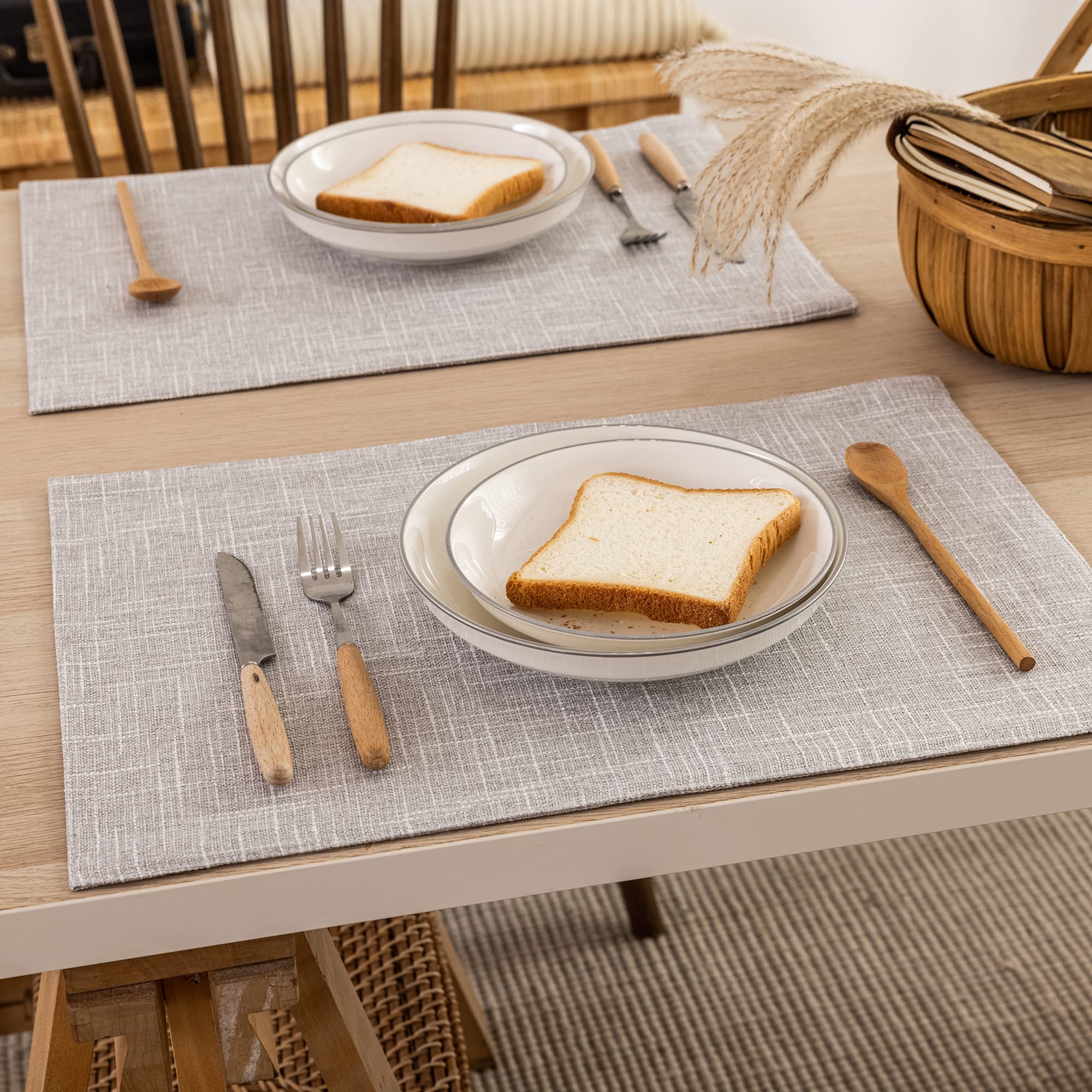 Kevin Textile - Juego de 4 manteles individuales de lino sintético resistente al calor para mesa de comedor, fácil de limpiar, antideslizante, 13 x 19 pulgadas, color gris y blanco