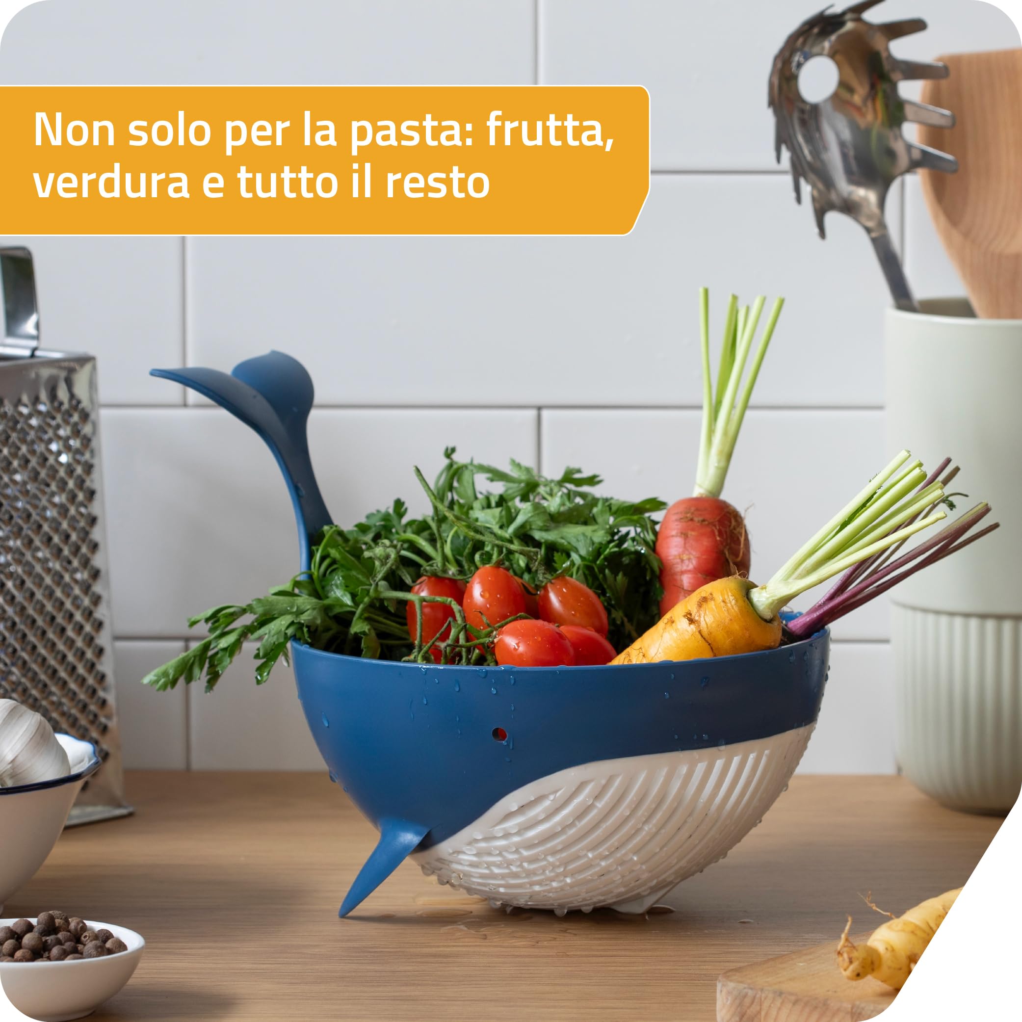 Peleg Design Pastail - Scolapasta medio in plastica a forma di balena, per scolare pasta (fino a 3 porzioni), verdure e frutta