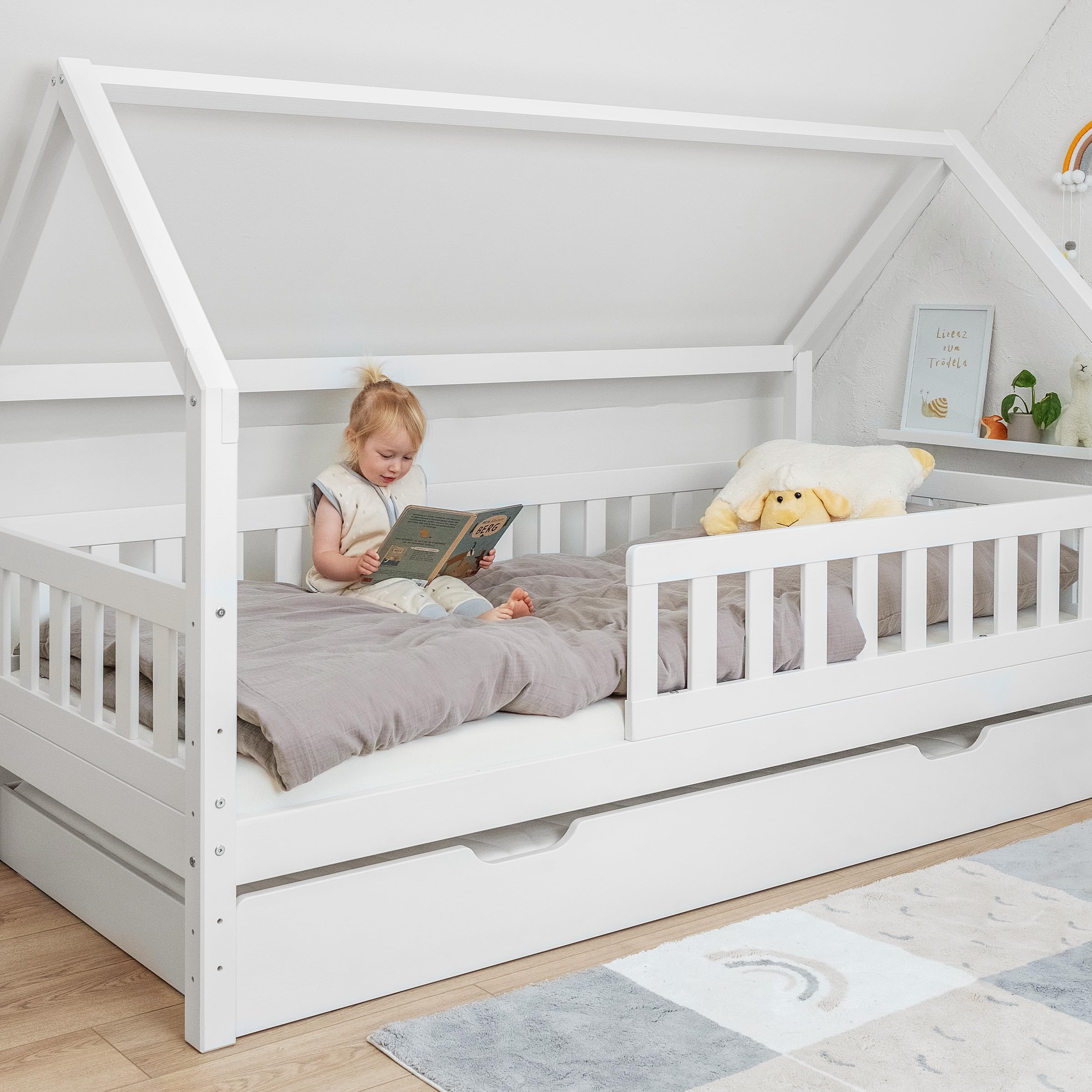 Ehrenkind® Hausbett Lille | Kinderbett mit abnehmbaren Rausfallschutz aus Massivholz FSC® zertifziert inkl. Bettkasten | Hausbett 90x200 | Kinderbett 90x200 Weiß