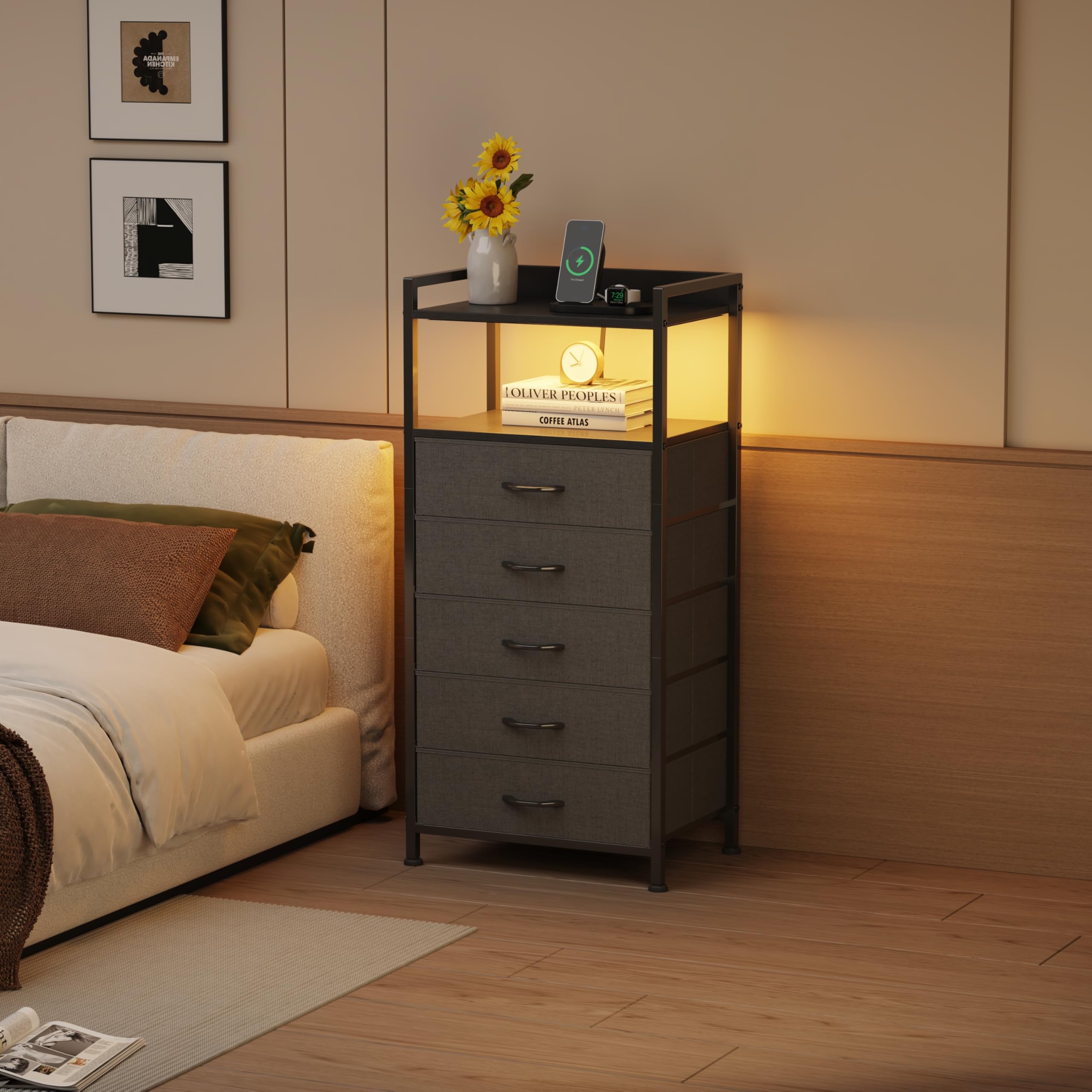 CAIYUN Nachttisch mit Ladestation, hohe Schwarze Kommode für das Schlafzimmer, Nachttisch mit LED-Beleuchtung, Beistelltisch für das Wohnzimmer, Stoff-Aufbewahrungsschublade, Metallgestell, Holzmöbel