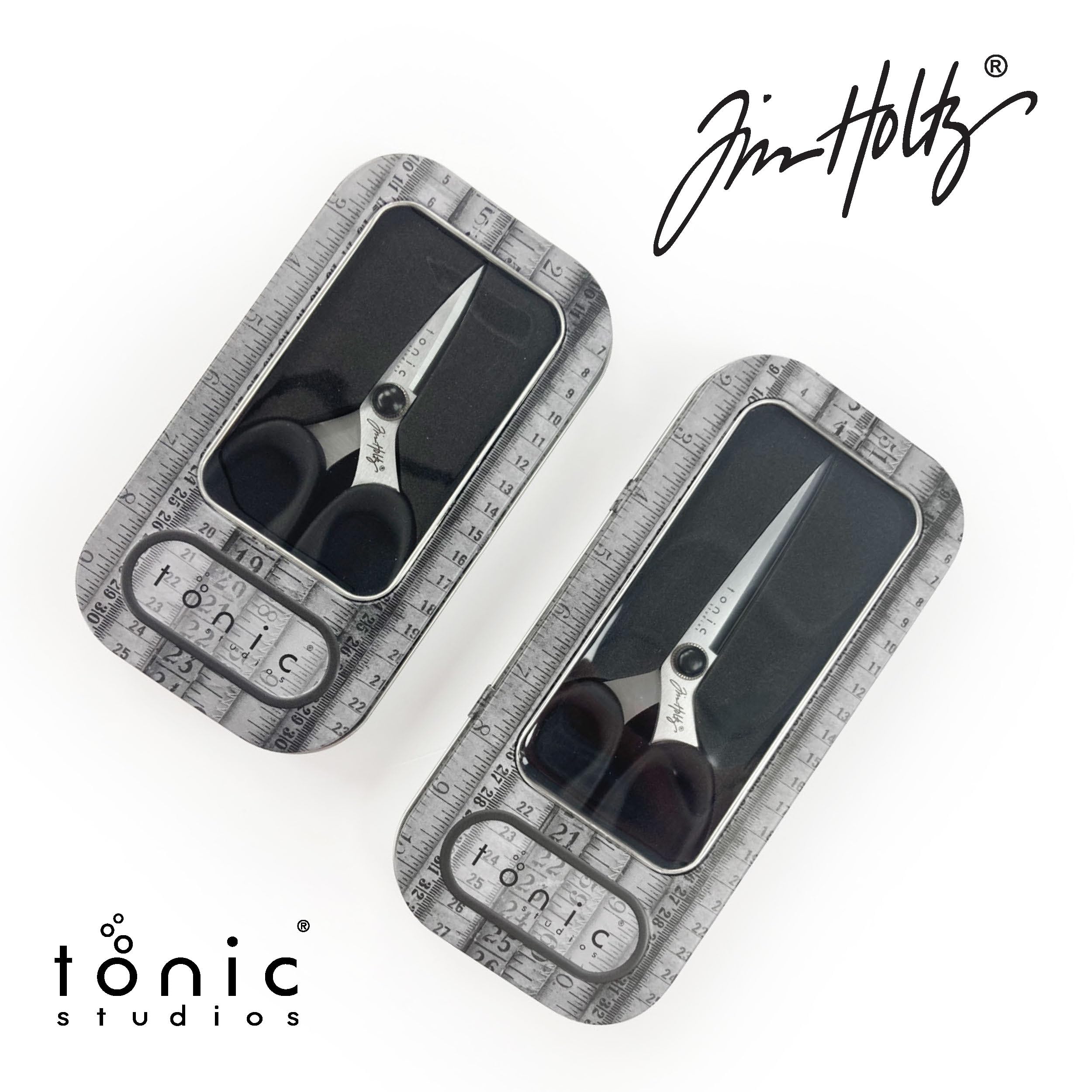 Tonic Studios - Paquete de tijeras de mercería Tim Holtz - Incluye tijeras recubiertas de titanio de 5 y 6 pulgadas con latas de almacenamiento estampadas