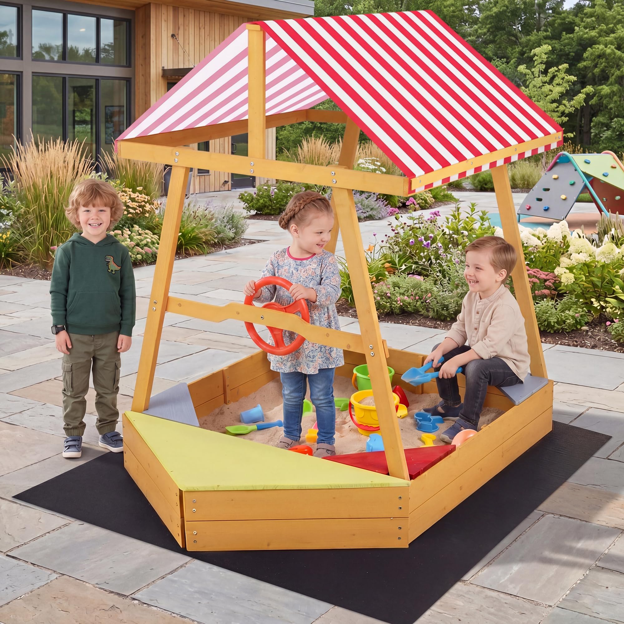 HOMASIS Bac à Sable en Bois pour Enfants, Jeu Extérieur en Forme Bateau avec Toit Oxford, Volant Pivotant, 4 Sièges d’Angle, Tapis de Sol, Fond Ouvert pour Drainage,103 x 135 x 140 cm, 18 Mois+