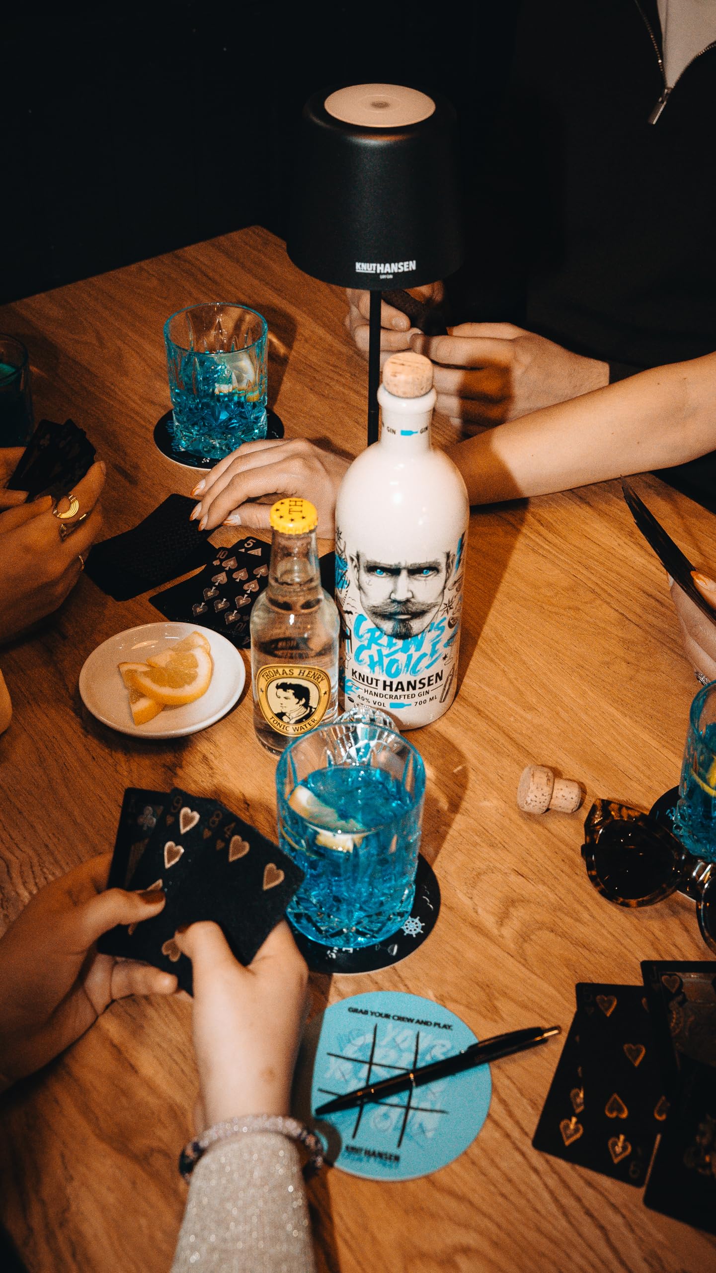 KNUT HANSEN DRY GIN Crew's Choice | Weltweit ausgezeichnet | Eine Hommage an Teamgeist und Zusammenhalt | 0,7L | 40% Vol. (Packung mit 2)