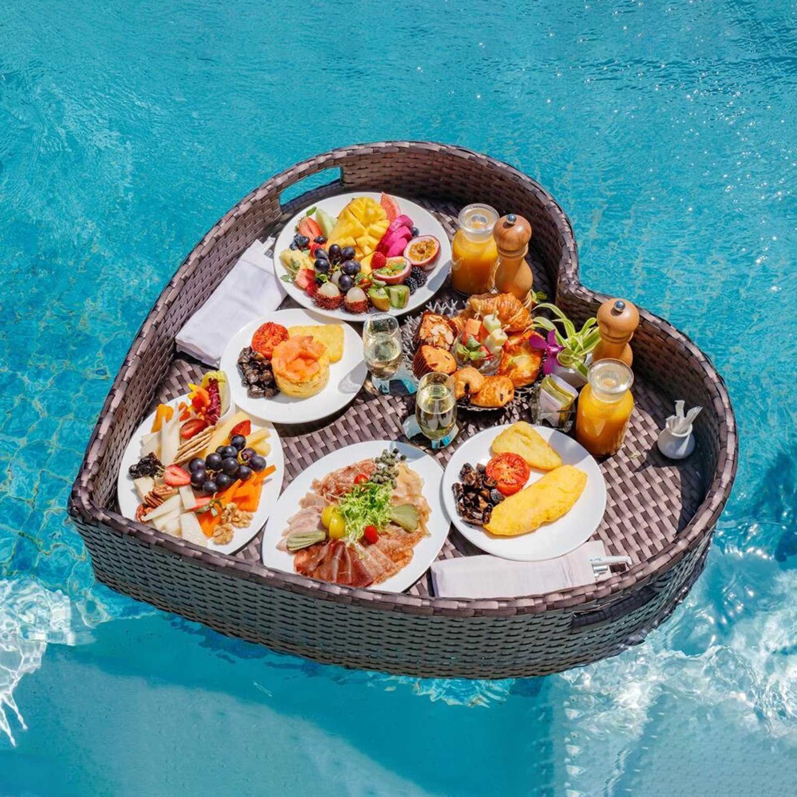 DFGHNBVC Floating Tray Woven Floating Serving Tray Heart Pool Floating Breakfast Basket,Coffee-63X60X15Cm