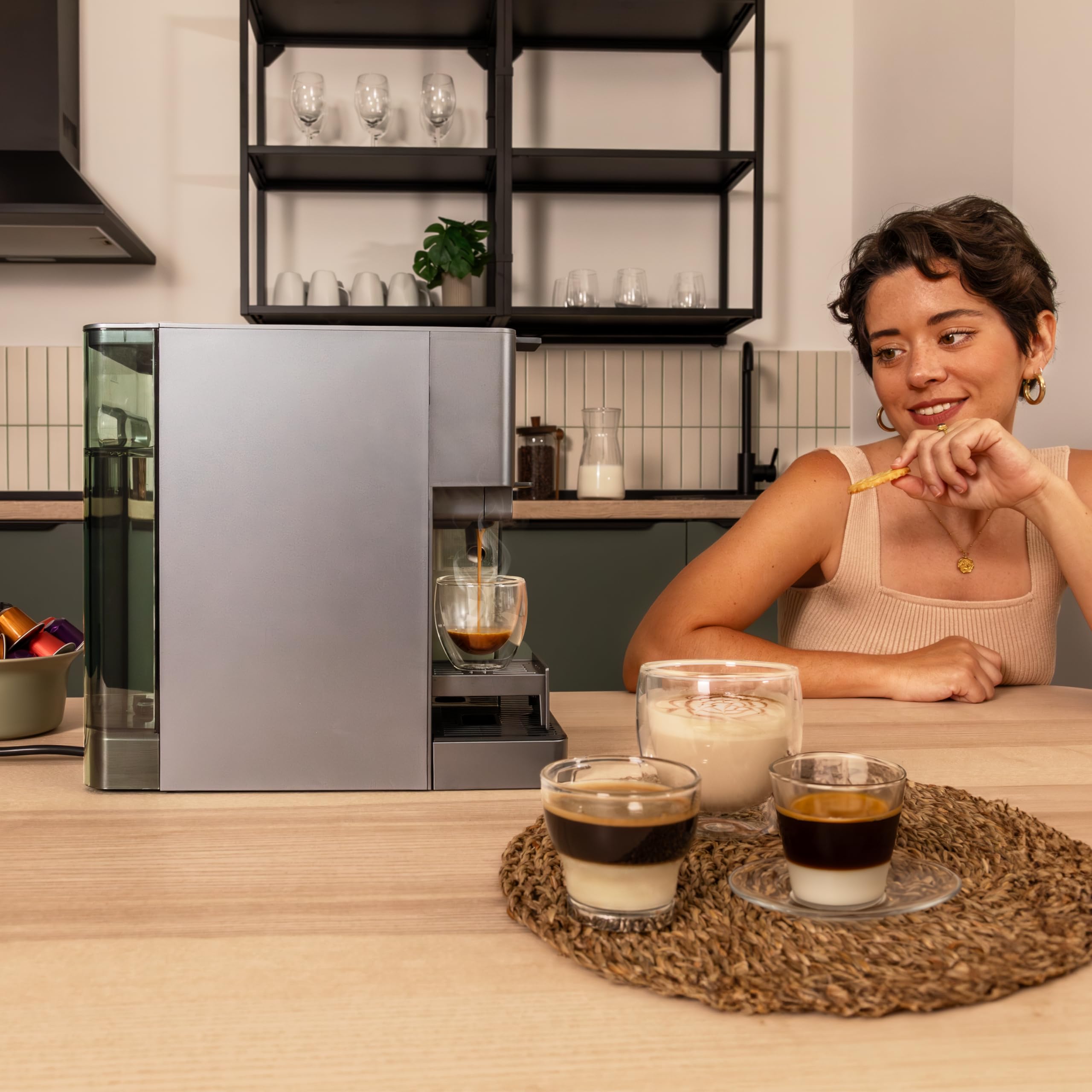 Cecotec Cafetières à Capsules FreeStyle Latte T. Cafetière multifonctionnelle Nespresso,Dolce Gusto,Café en Poudre et K-fee,1350 W avec réservoir de 400 ml pour 6 types de café.