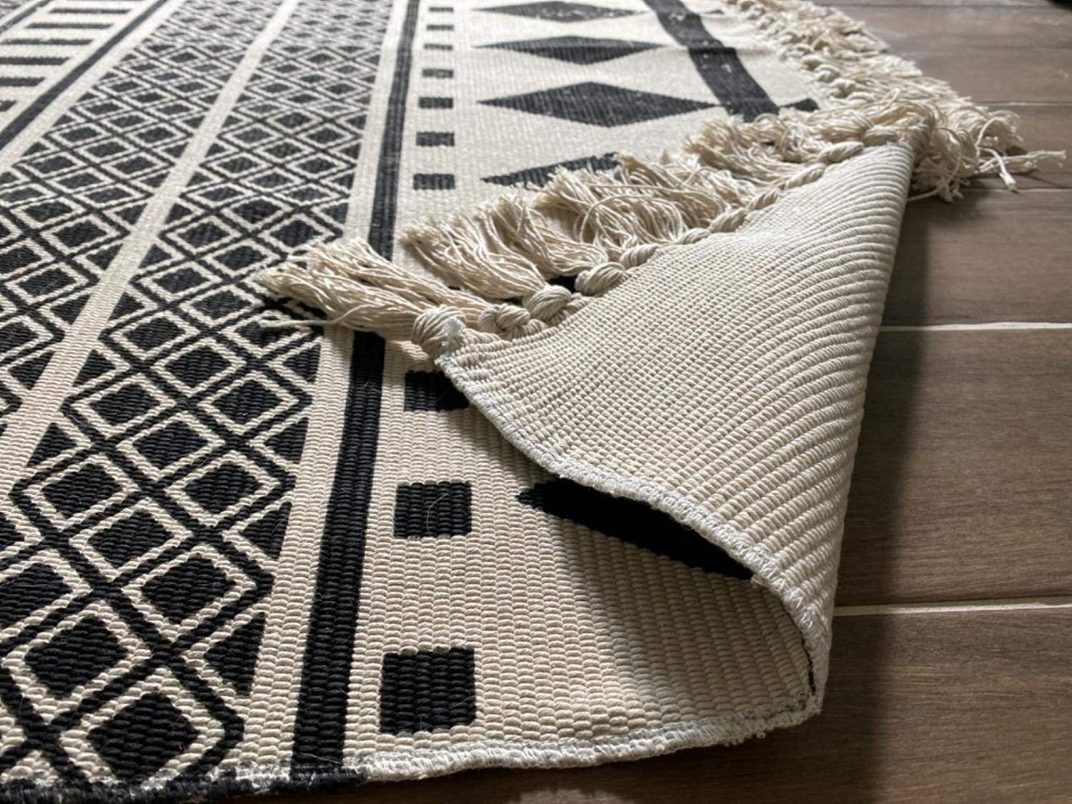 USTIDE Tappeto intrecciato a mano, 90 x 150 cm, per camera da letto, grandi nappe in cotone, stile bohémien, tappeto con frange, per soggiorno, cucina, lavanderia, bagno, porta, nero e crema