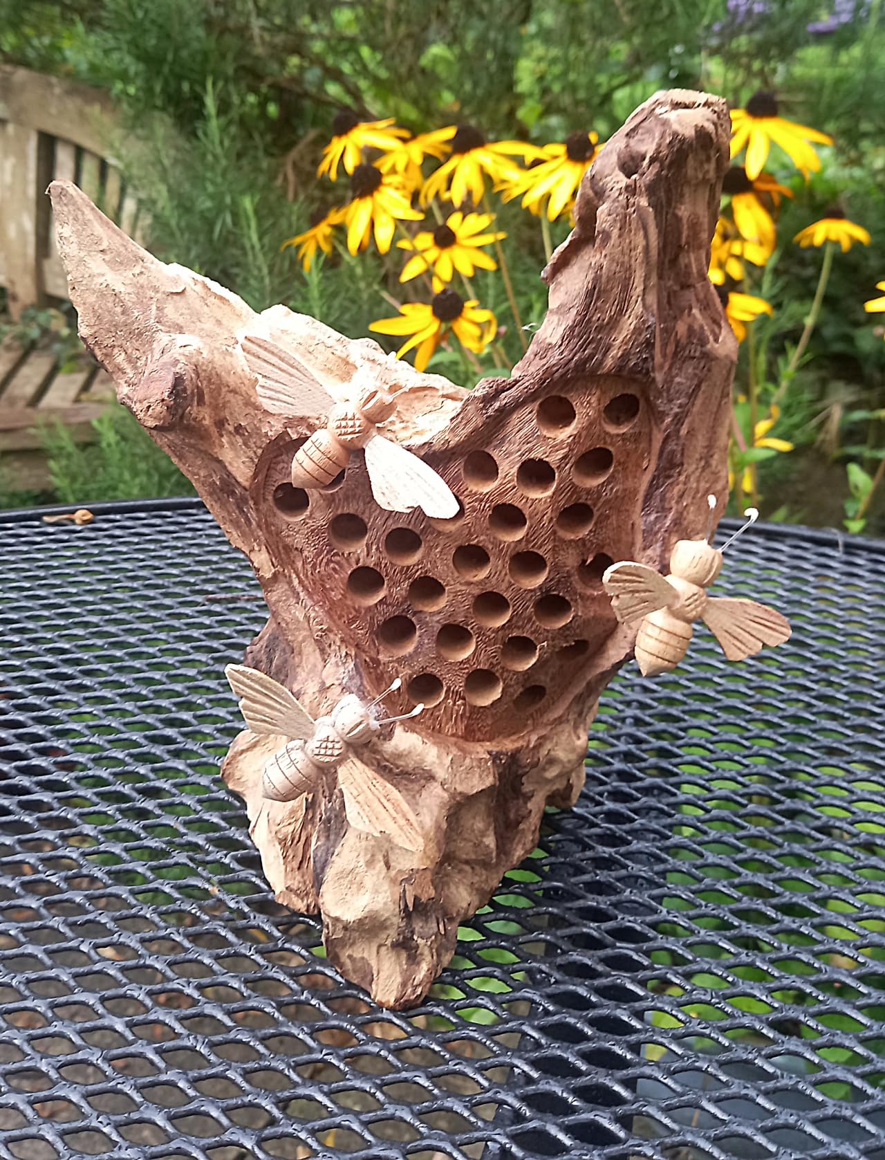Insektenhotel aus Teakholz mit geschnitzten Bienen, 25 cm Ein schönes Insektenhotel für Ihren Garten, Terrasse oder Terrasse