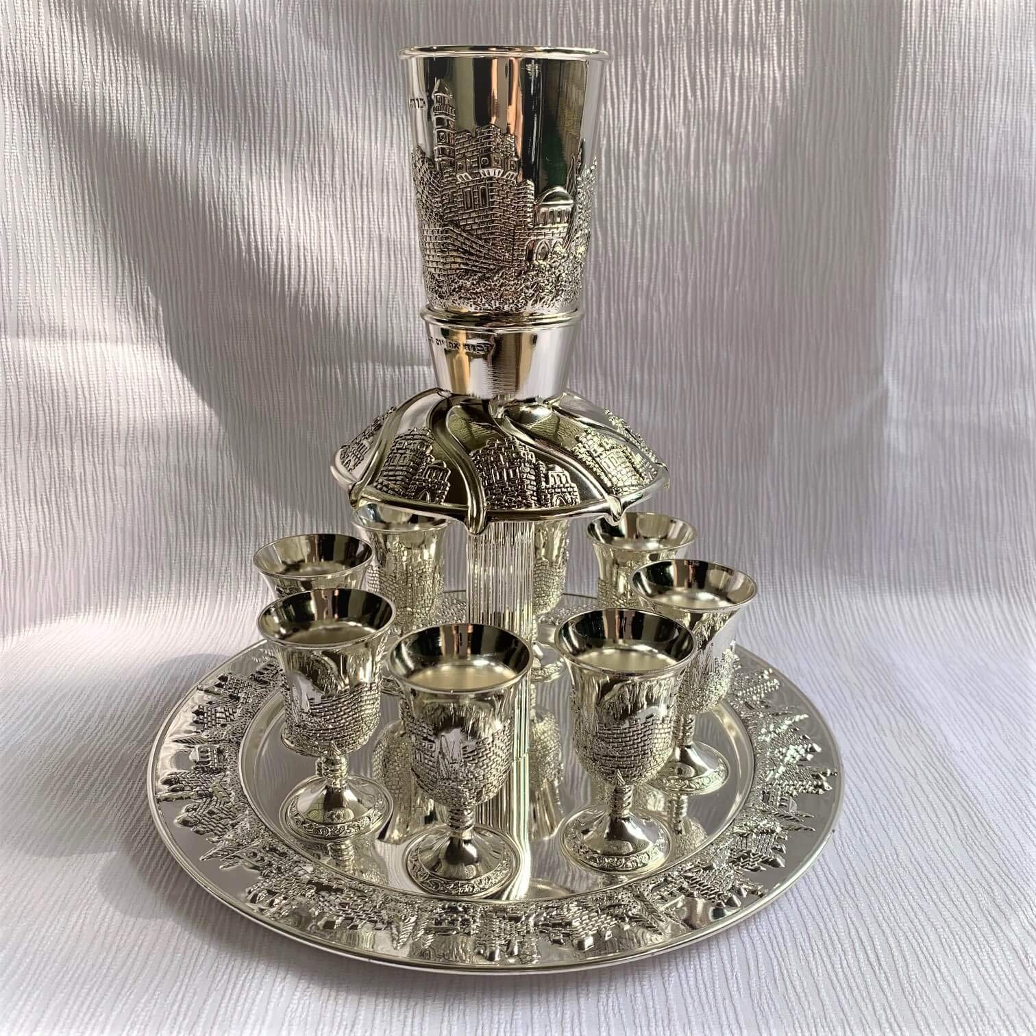 Fontaine à vin intercalaire Kiddouch et 8 gobelets Plaqué argent œil Jérusalem