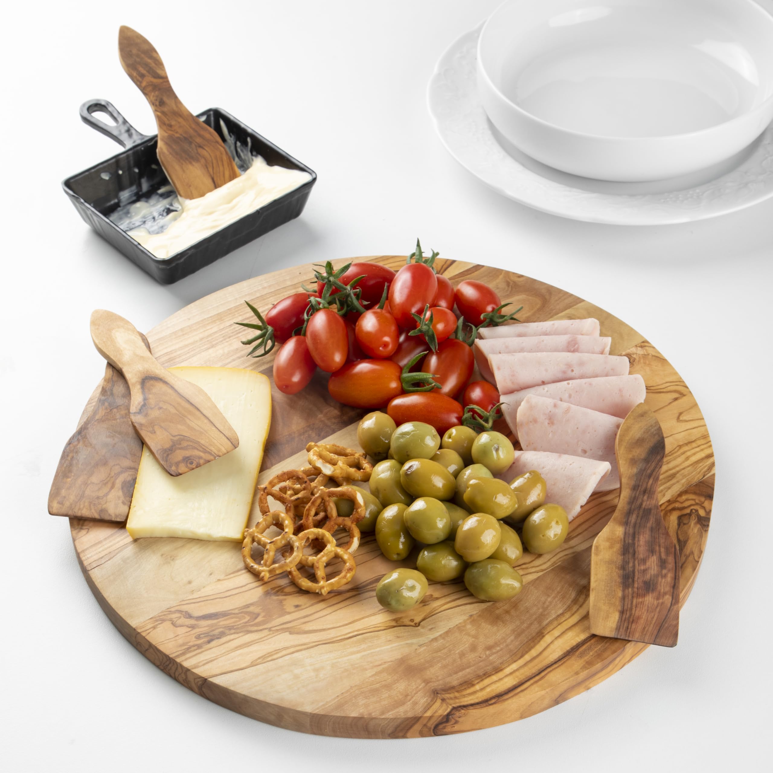 Handgefertigtes rundes Paddelbrett aus Olivenholz – gestreiftes Servierbrett für Käse, Brot und Vorspeisen + Bienenwachs und Personalisierung (35 cm)
