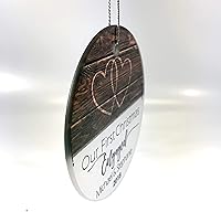 Vista 3 de Nuestro primer adorno de Navidad comprometido 2025 colgante de vidrio estampado – decoración rústica personalizada de corazones de granja