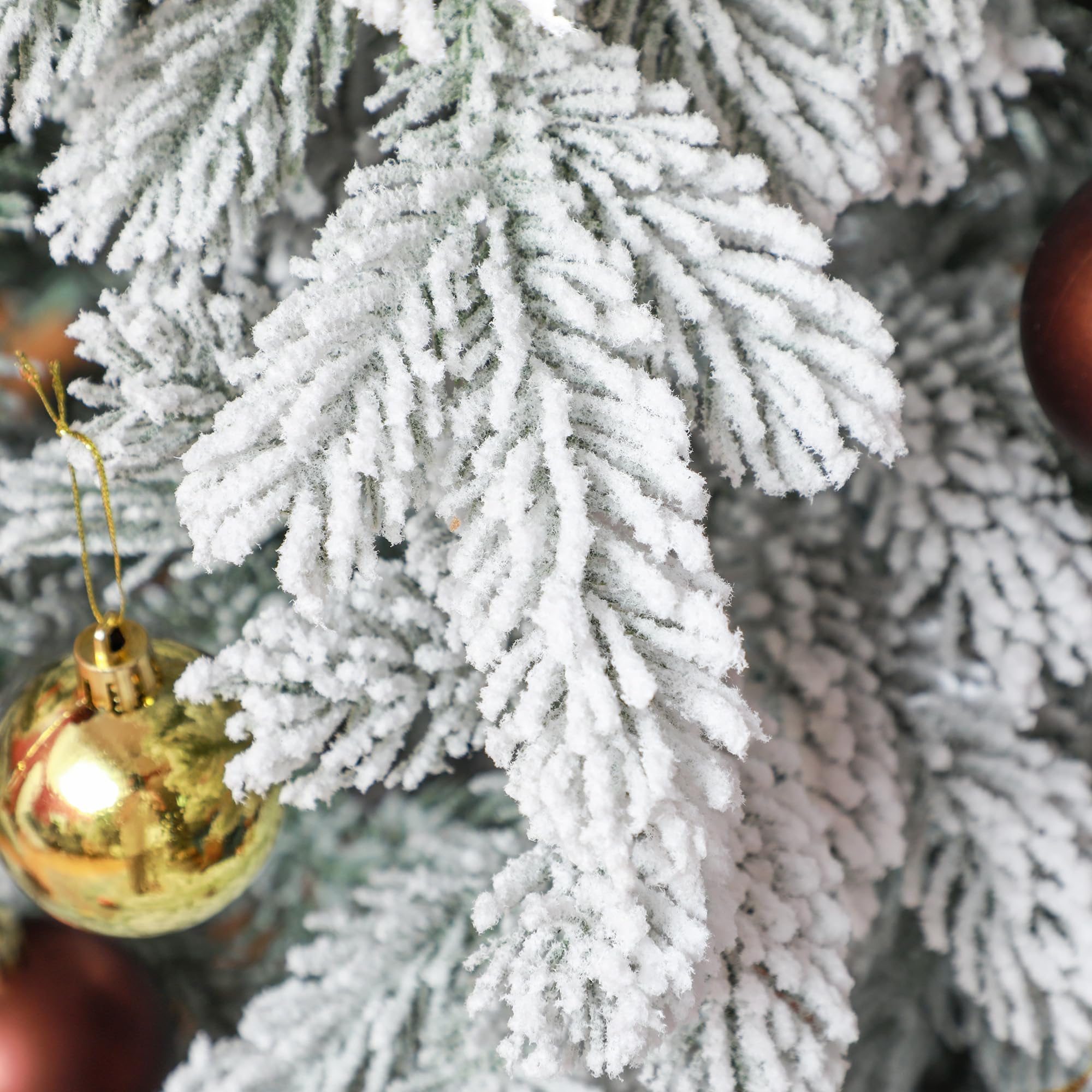 HOMCOM Sapin de Noël Artificiel avec Neige - 1321 Pointes - Décoration de Noël avec Support en métal - pour l'intérieur - 180 cm