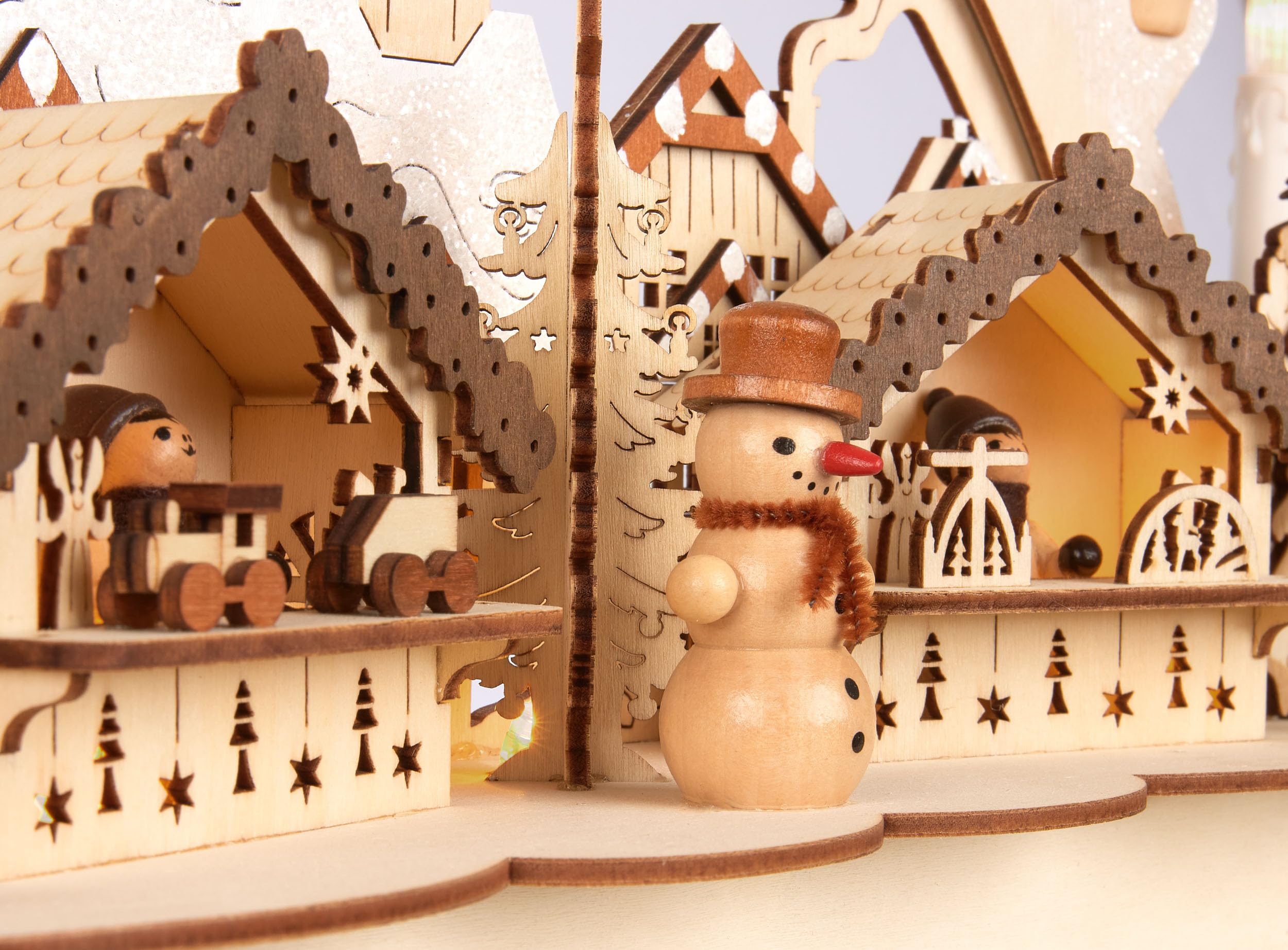 BRUBAKER 3D Lichterbogen - Schwibbogen LED Kerzen - Weihnachtsmarkt 2026 | Weihnachtsbeleuchtung aus Holz Natur - 31 x 41 x 11 cm - Handbemalte Figuren - Weihnachtsdeko für Tisch & Fenster
