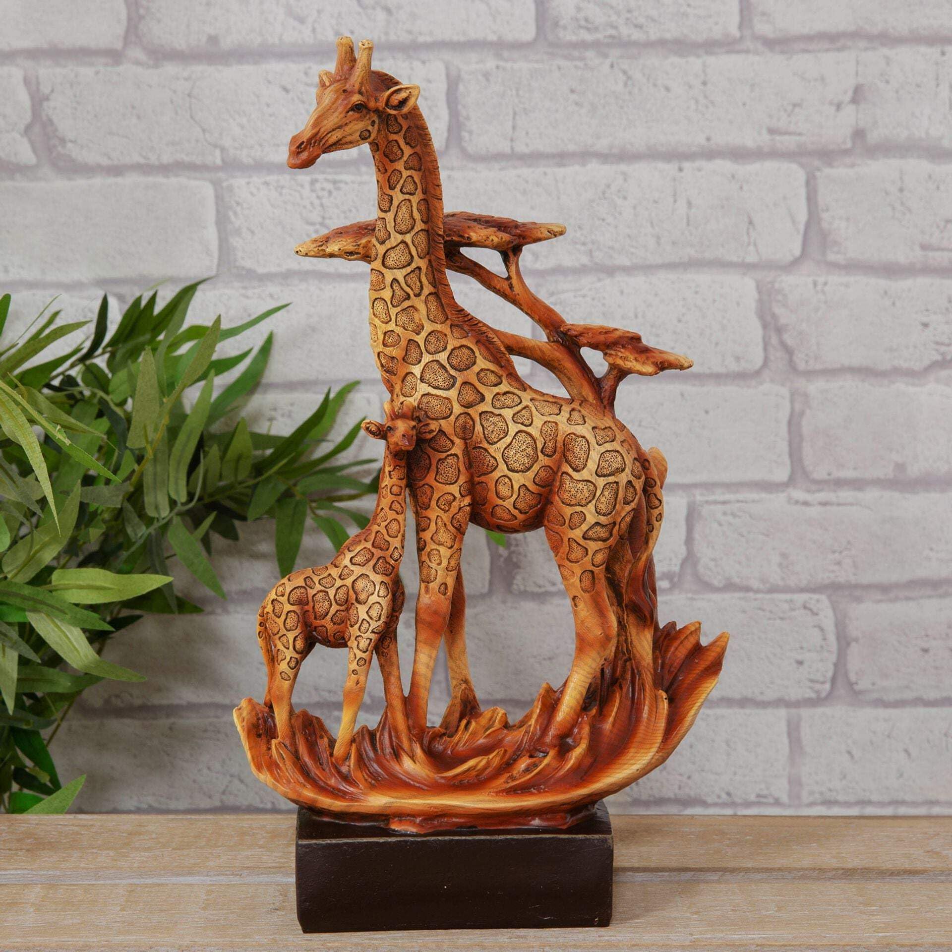Girafe en bois sculpté à la main. Artisanat du Zimbabwe