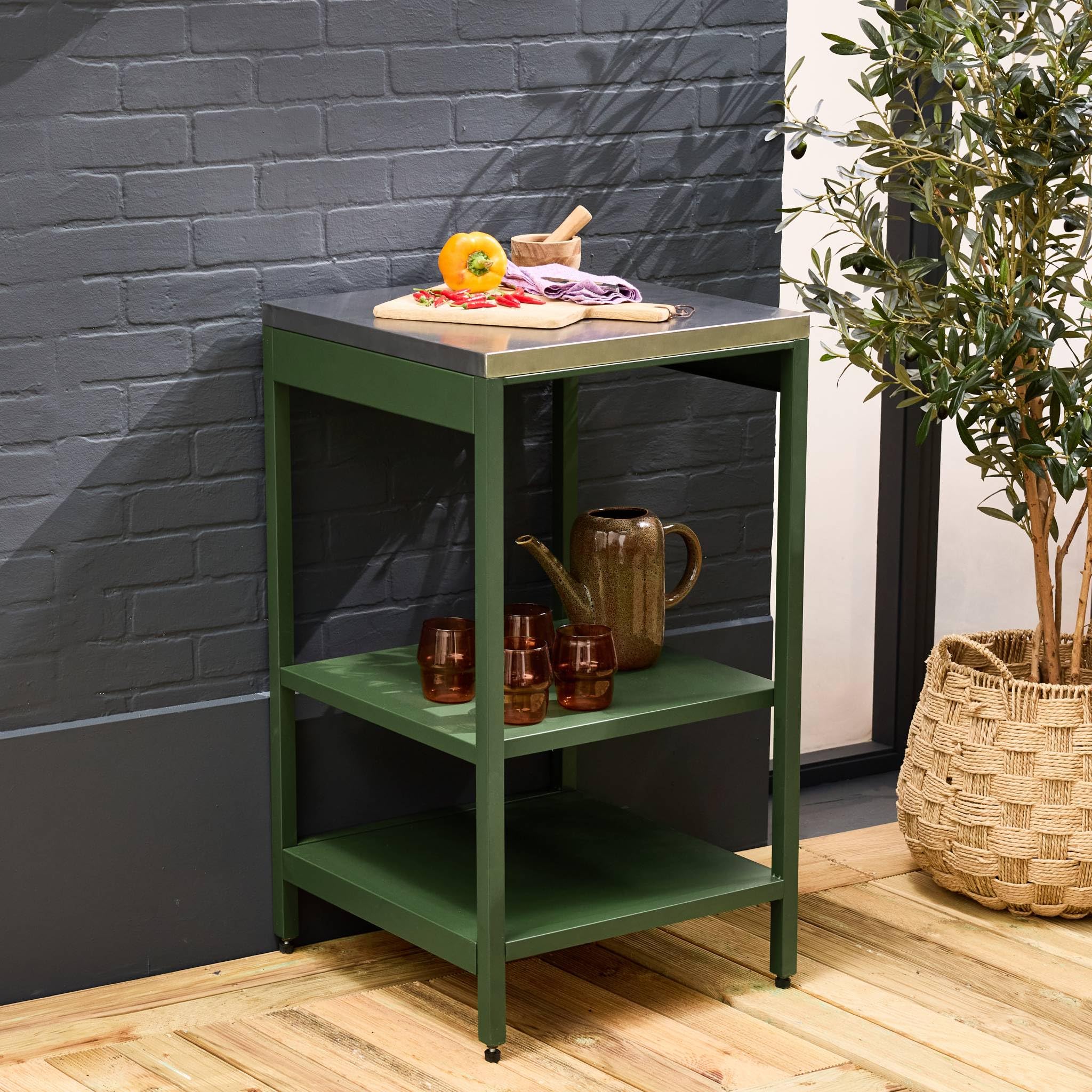 sweeek - Cuisine d'extérieure en acier vert avec 2 étagères L49cm