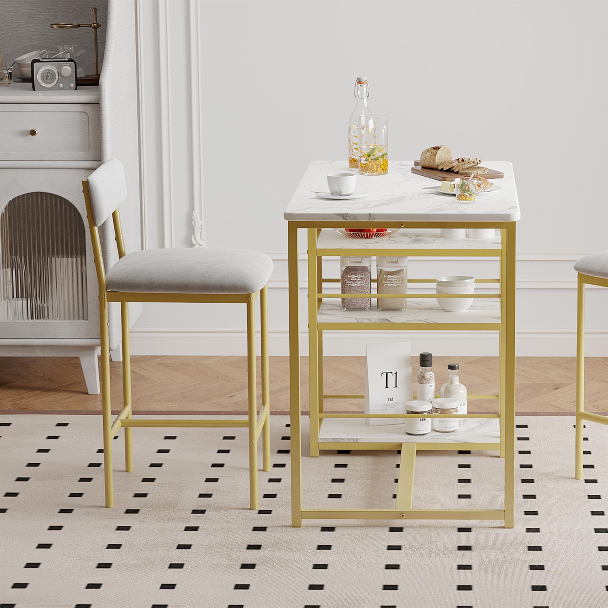 Bartisch Mit 2 Hockern, 3-Stufige Ablageflächen Für Gläser & Deko, Stabiler Stehtisch Barhockern, Essgruppe Mit Hochwertigen Polsterstühlen, Ideal Für Küche, Wohnzimmer Oder Bistro, Goldmarm