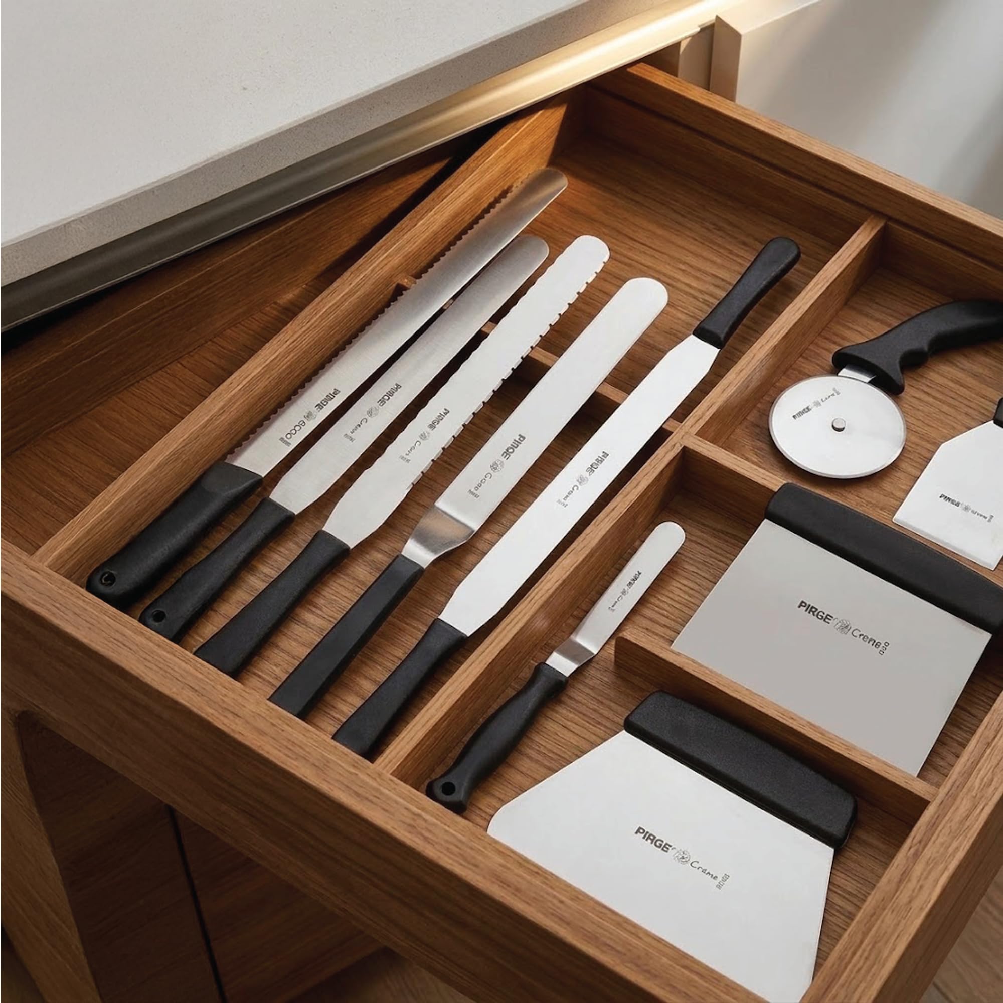 Pirge Backwaren Werkzeug Set - 11 TLG Edelstahl Set für Konditoreien und Bäckereien - Tortenmesser, Winkelpaletten, Teigschaber, Pizzaschneider und mehr, Ergonomischer Griff