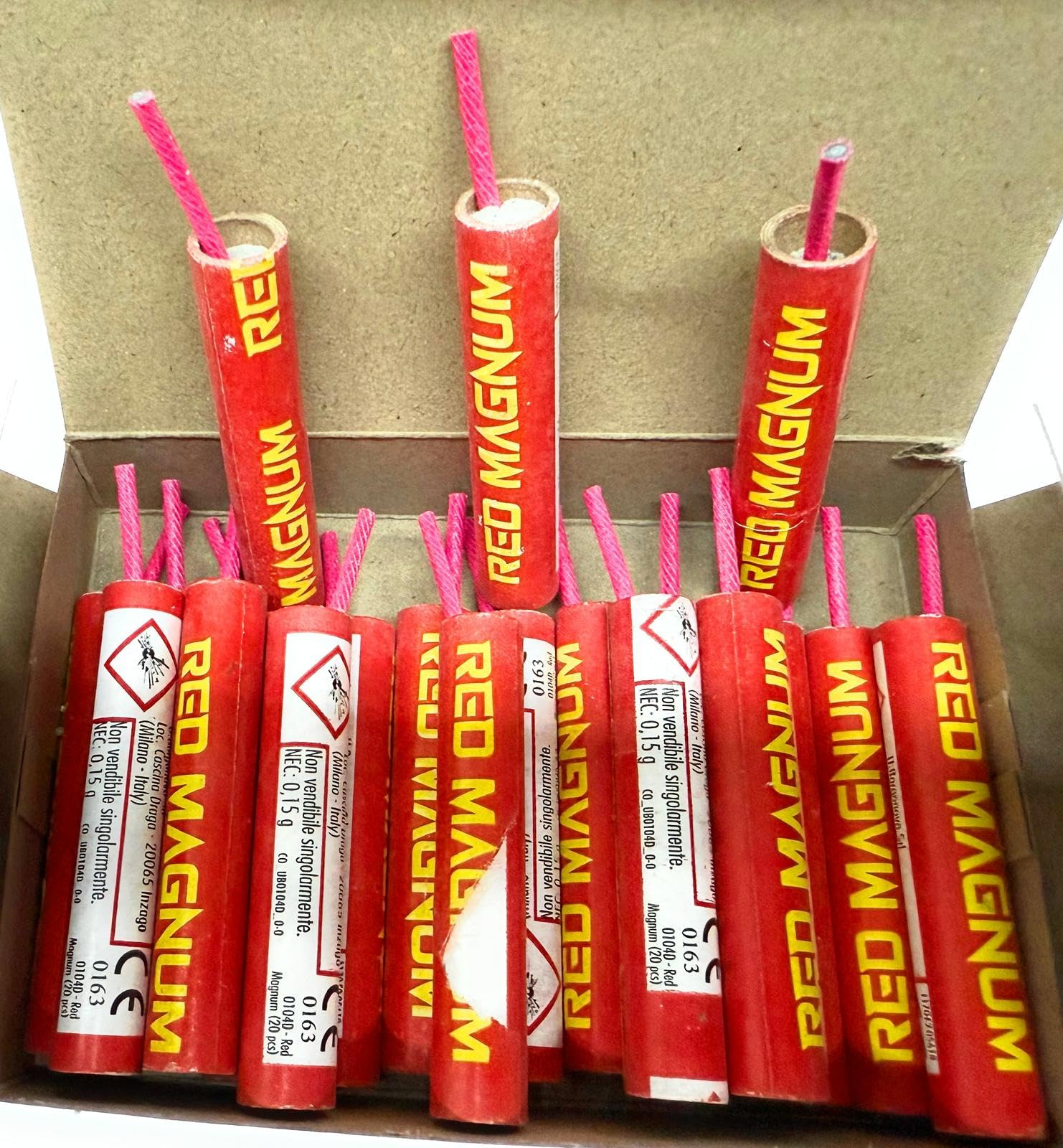 Petardi Red Magnum Categoria 1 (K1) con Miccia Rossa a Fiamma – 2 Confezioni da 20 Pezzi (Totale 40) – Petardi Pirotecnici Sicuri e Certificati CE per Capodanno, Feste, Eventi e Scoppio Sonoro