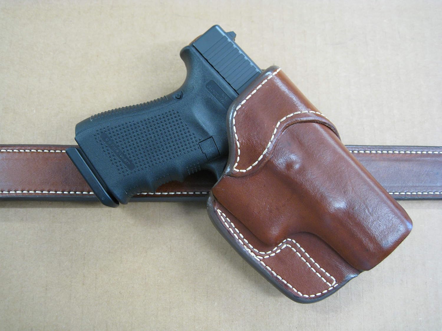 Azula Cross Draw Carry Molded Leather Holster for The Glock 17, 22, 31 Pistol - Black RH