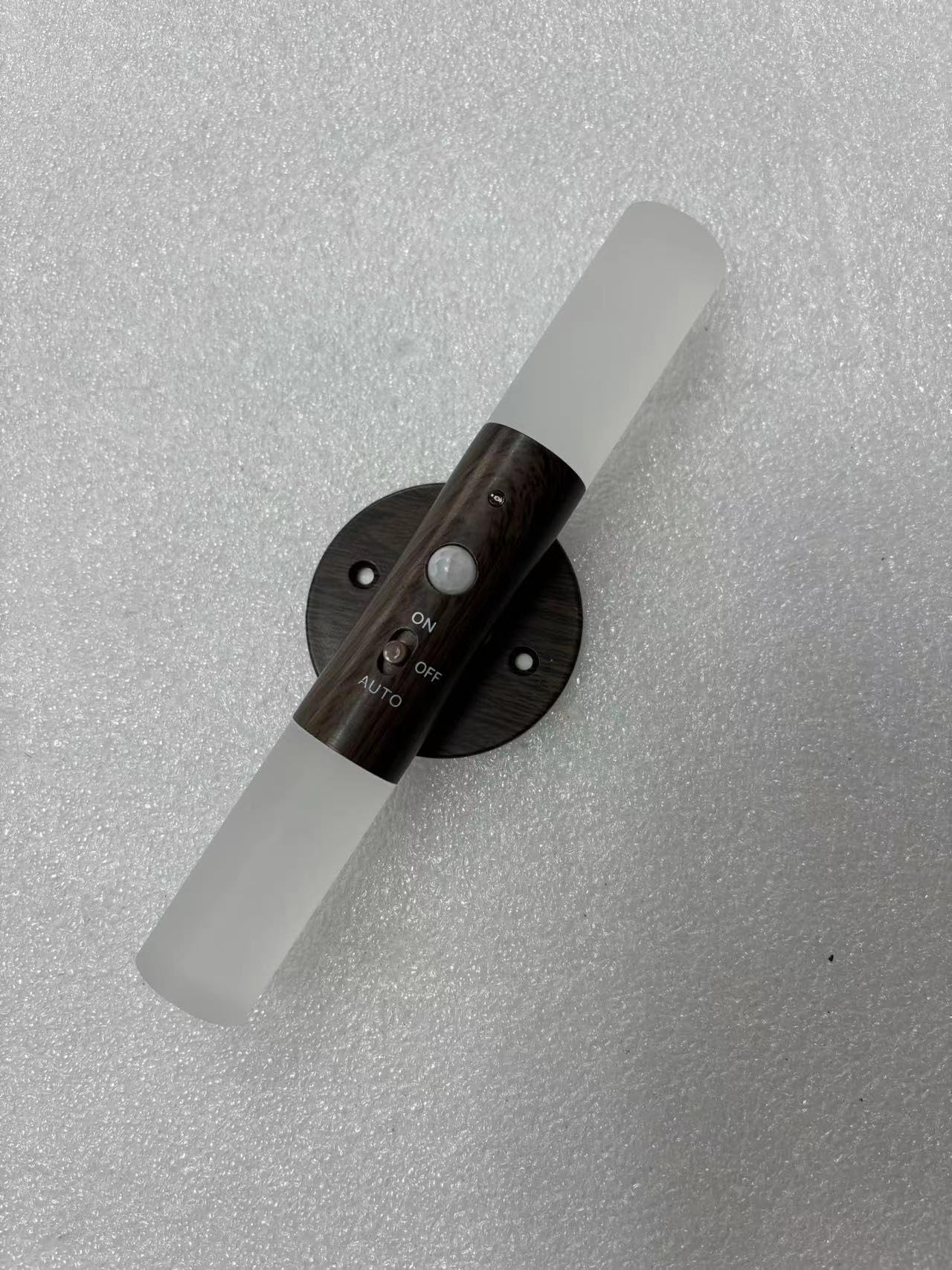 Luces LED con sensor de movimiento que funcionan con pilas, juego de 2 lámparas de esquina magnéticas recargables inalámbricas de rotación de 360° para galería, escaleras, tocador, sala de