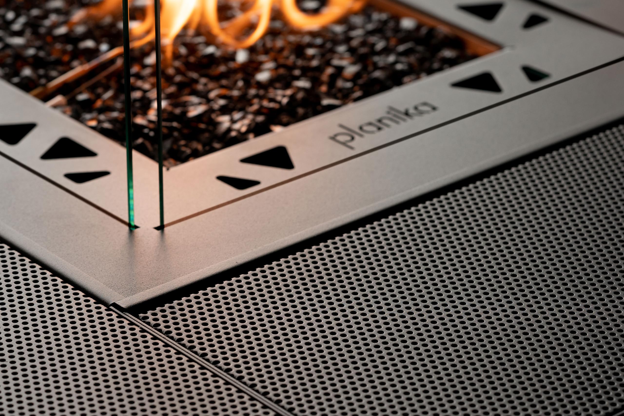 Planika Square Table - Mesa de Fuego de Gas - Chimenea con Mesa - Chimenea de Exterior de Gas y Mesa de Jardín en Uno - Compartimento Interior para Bombona de Gas - Resistente a la Intemperie - Funda