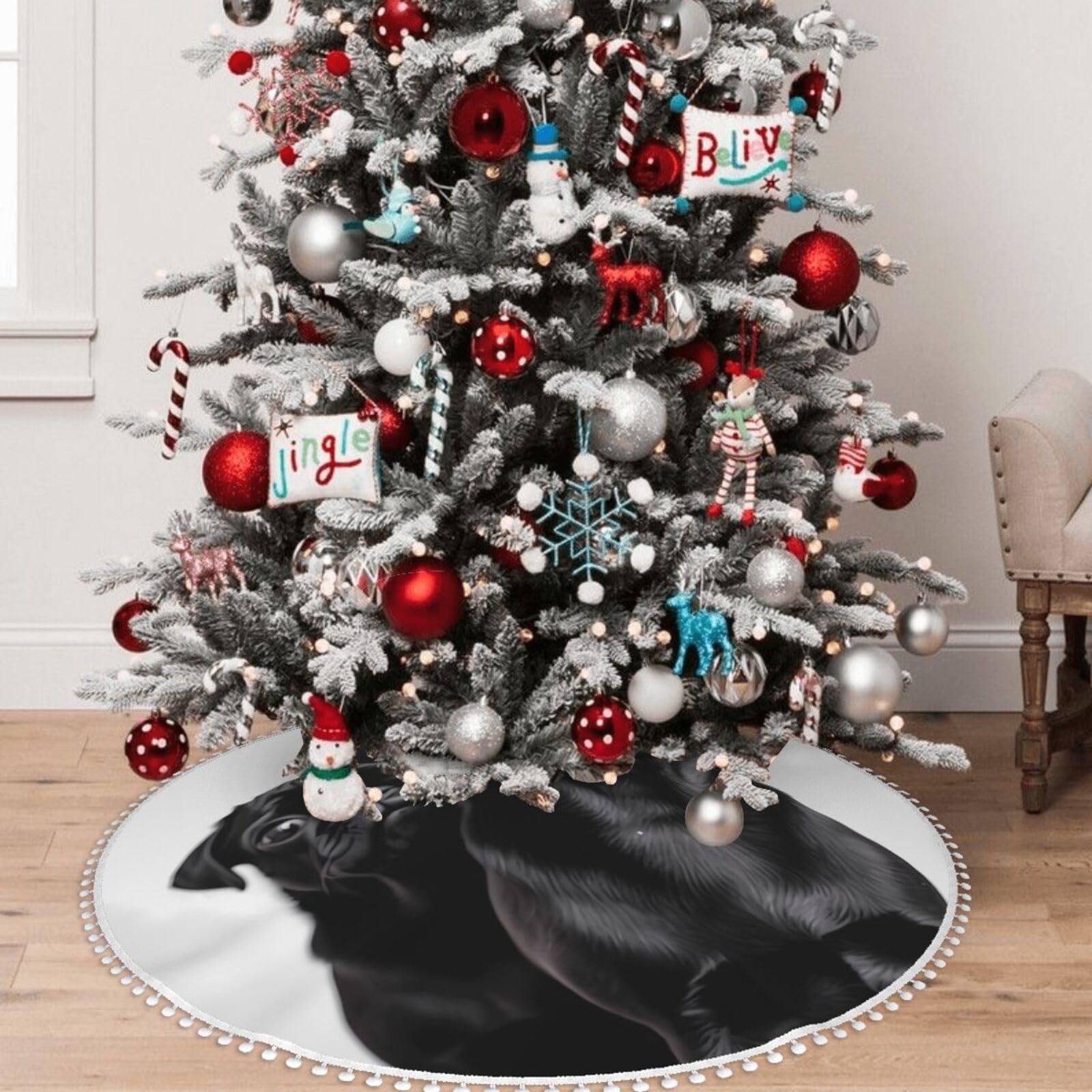 Jupe de sapin Noël avec carlin noir et pompons pour sublimer votre salon en fête