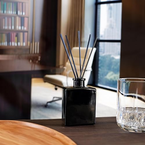 Miniatura 9 de Urban Naturals Holiday Cheer - Juego de difusor de varillas  Arándano, canela, hoja perenne, cedro y madera ahumada  5 onzas elegante botella