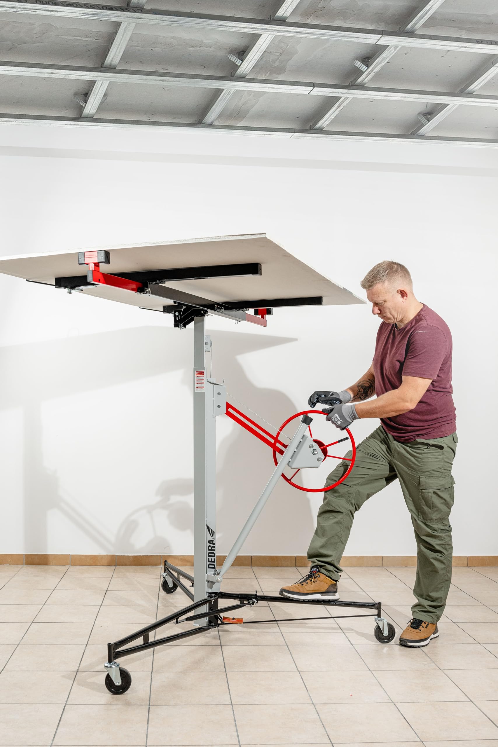 Plattenlift für Gipskartonplatten DEDRA, Hubhöhe 140–325 cm, Tragkraft 68 kg, Einfach Ein-Personen-Bedienung, Leicht zu transportieren und stabile Konstruktion