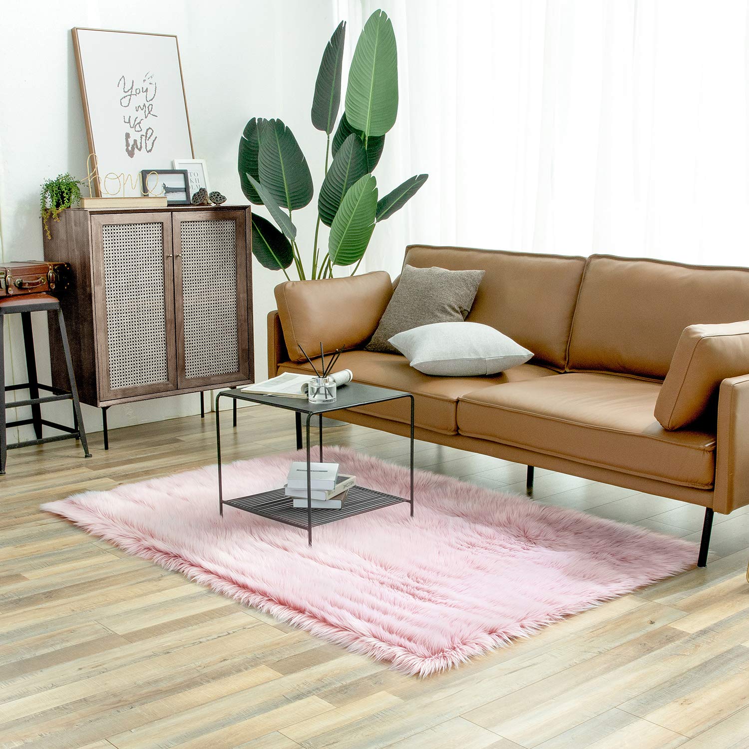 Piel de oveja sintética rosa para decorar el sofá de su salón
