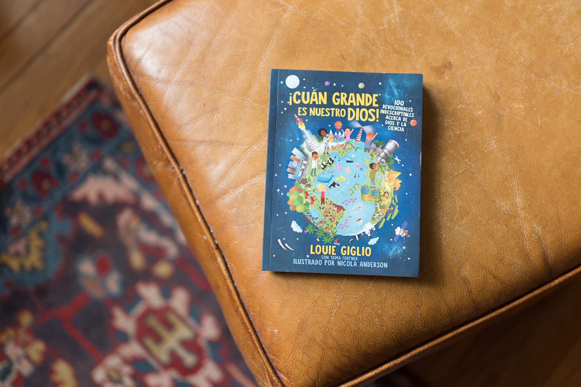 ¡Cuán grande es nuestro Dios!: 100 Devocionales indescriptibles acerca de Dios y la ciencia (Indescribable Kids)