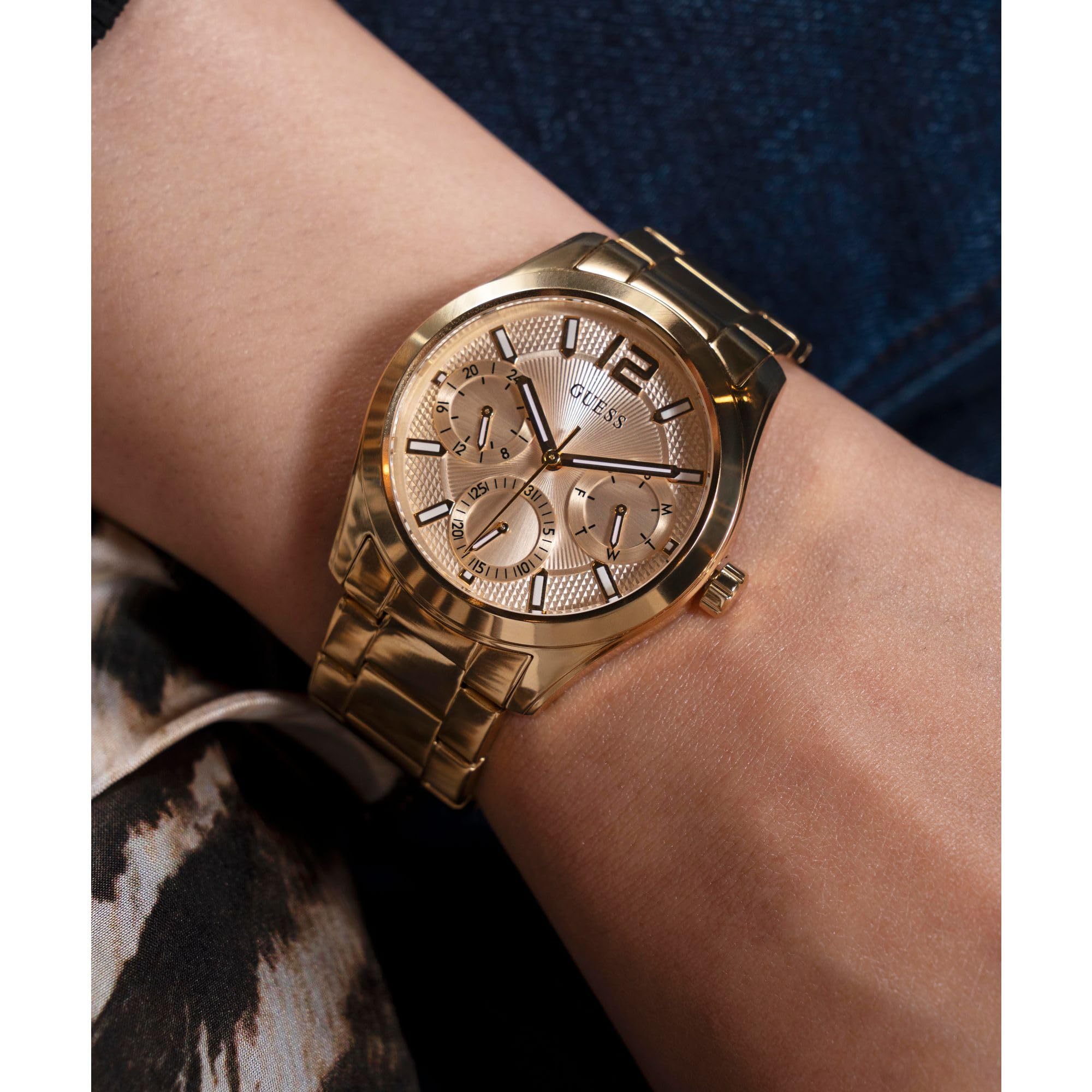 Guess Damen Armbanduhr ZOE mit Zirkonia, goldfarbenes Edelstahlarmband, Mineral Glas, goldenes Ziffernblatt, 5 Bar, Gehäusedurchmesser: 38 mm, GW0760L2