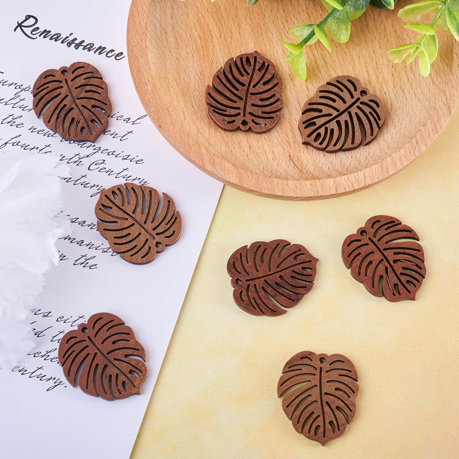 50pcs Vintage Walnut Wood Oak Leaf Charms Pendants Hollow Wooden Autumn Theme Pendant for DIY Necklace Bracelet Making Accessories