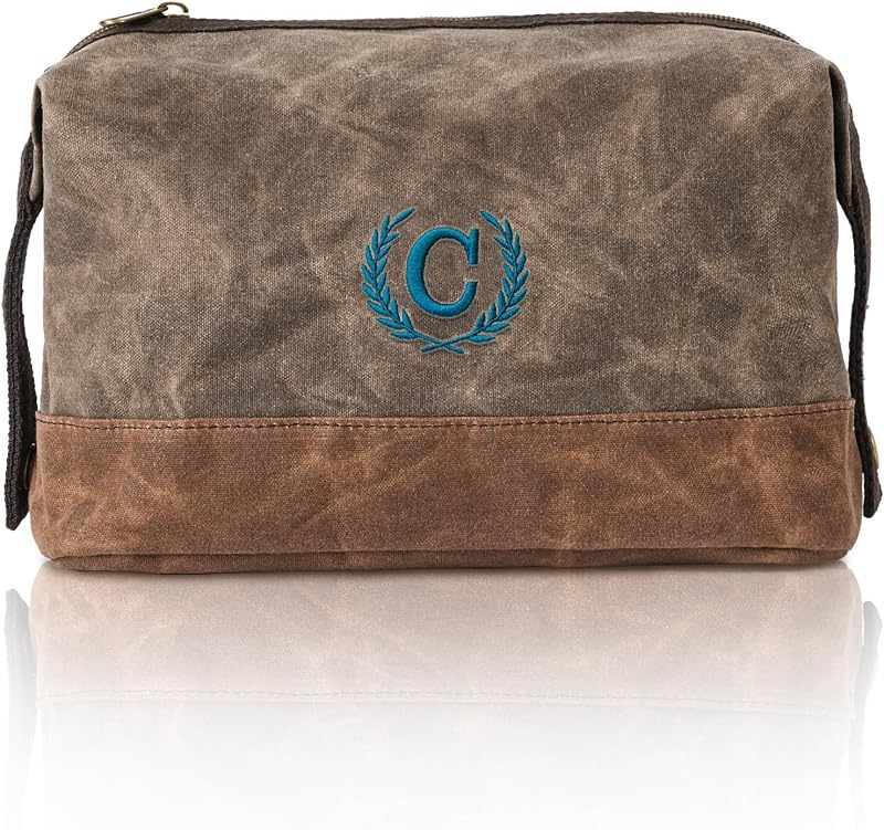 Necessaire Janhavi de lona encerada com bordado da letra C, marrom