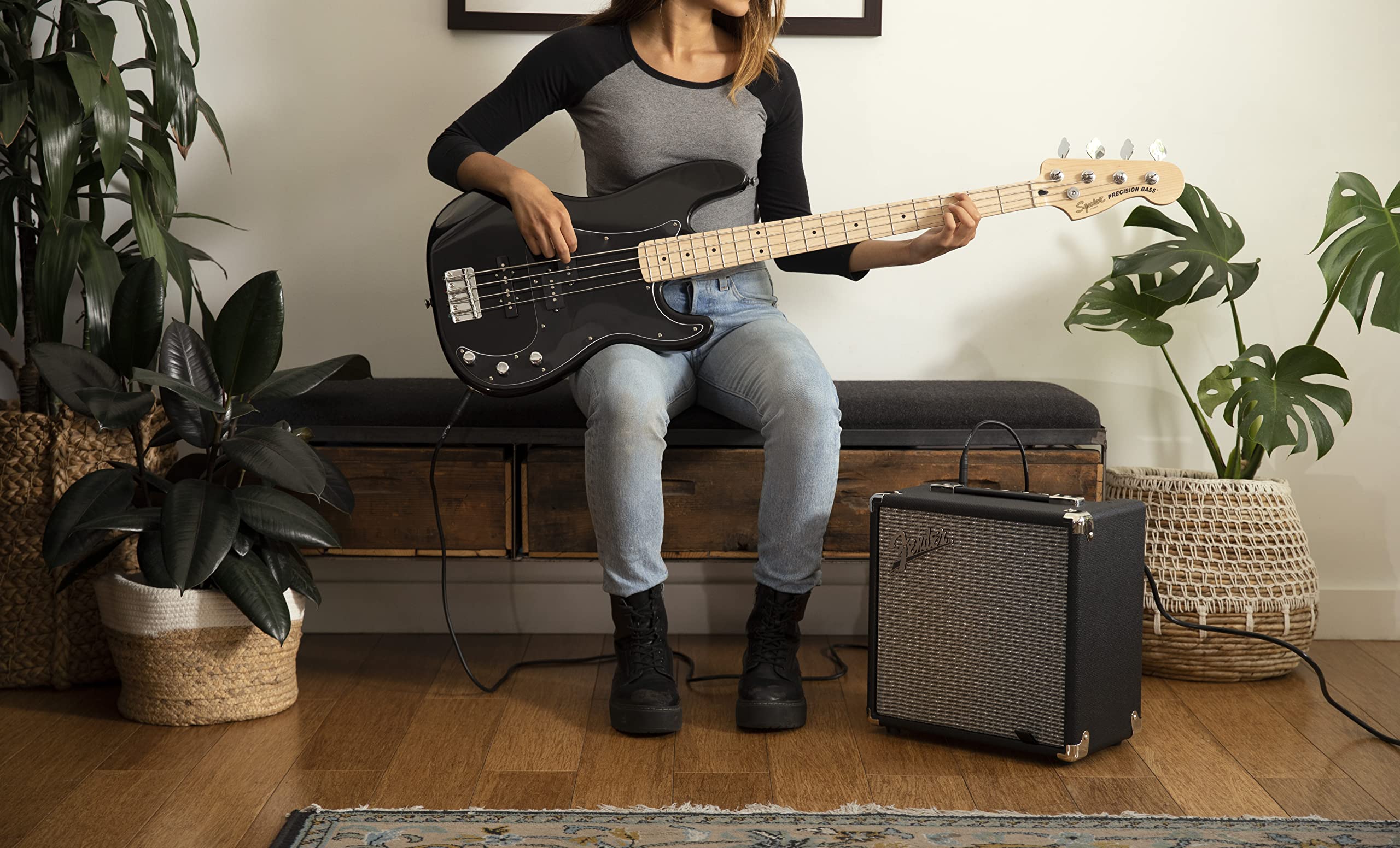 Fender Rumble 25 Bassverstärker, ideal für E-Bass, kraftvoller 25W Sound, kompakt, tragbar, EQ-Regler, Kopfhöreranschluss, Übungsverstärker für Anfänger & Profis, schwarz/silber | Kompakter Bassverstärker, umschaltbarer Overdrive, Mid-Scoop-EQ, leicht, an