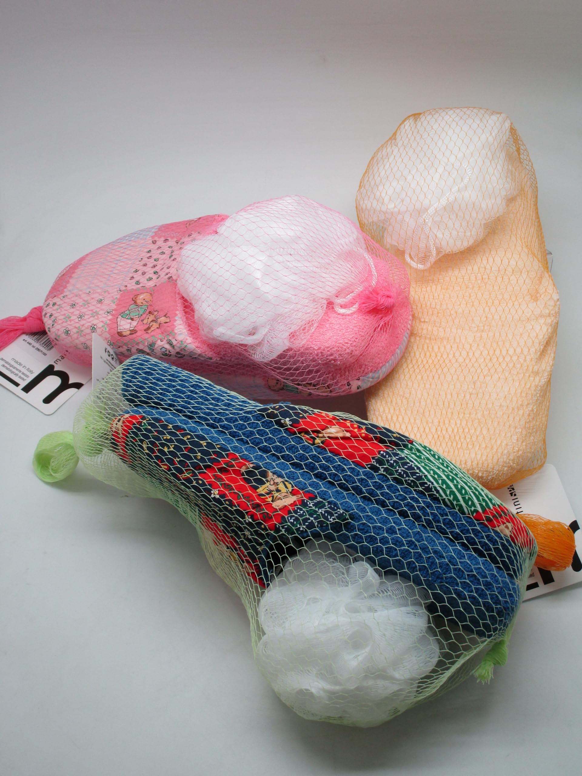 Martini SpaSet of slippers in (1 pair) and white mesh sponge, packed in mesh, 18 x 28 x 13.5 cm, 140 g, 3 units. - Made in Italy