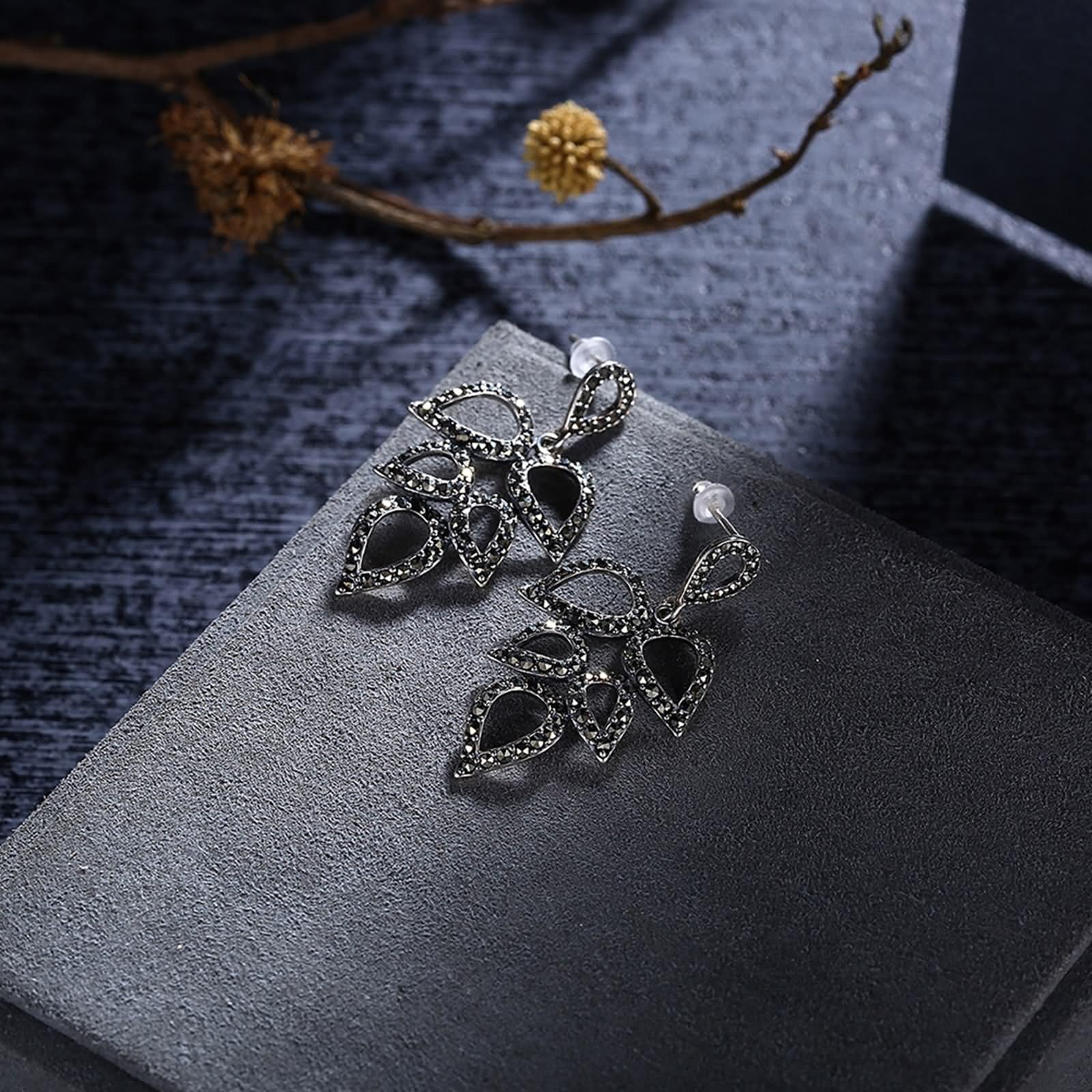 Pendientes de tuerca, aretes negros para mujer, aretes de diamante de circonita cúbica con forma de hoja hueca con forma redonda de circonita cúbica de plata de ley, Plata de ley, Circonia cúbica