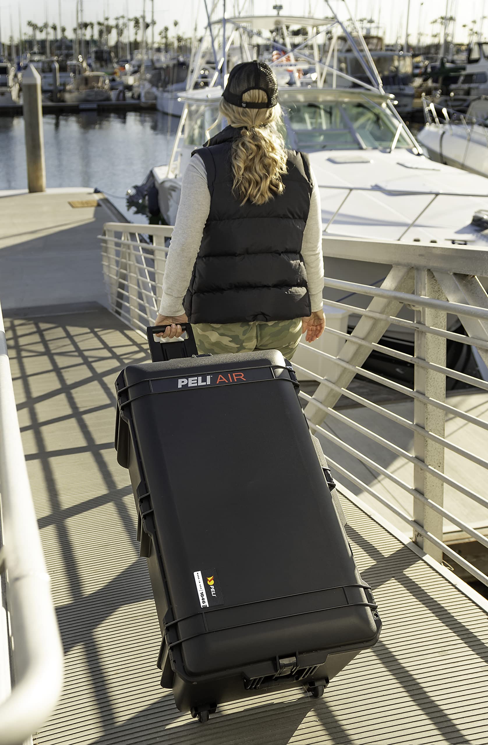 PELI Air 1646 Valigia Large per telecamere cinematografiche, ermetica e a prova di polvere, capacità di 111 litri, prodotta negli USA, senza schiuma, colore: Nero
