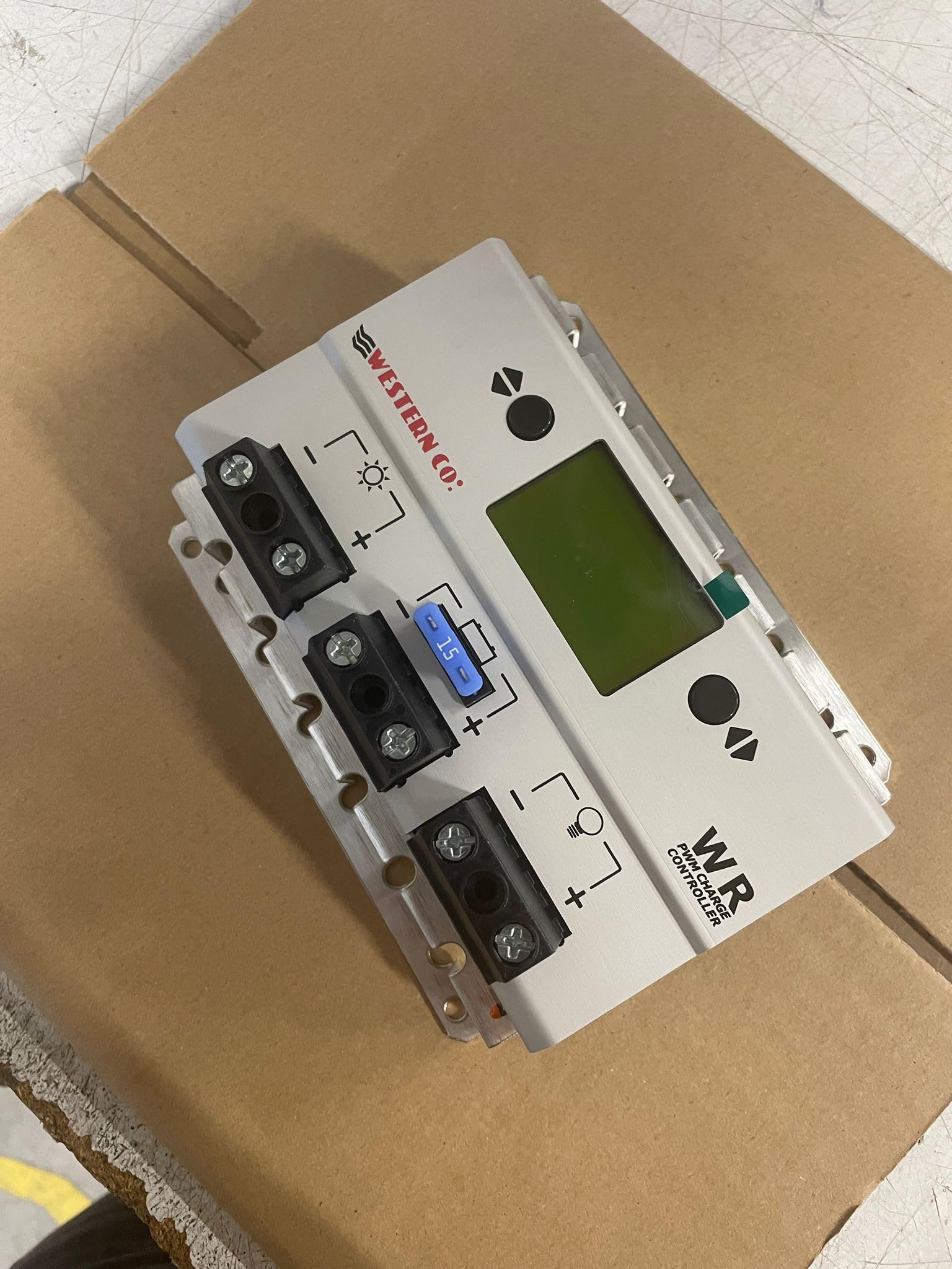 WR 30 | Regolatore di Carica Pannello Solare con Tecnologia PWM per Impianto Fotovoltaico Piccolo o Grande con Display Grafico e Funzione Crepuscolare, 30A (WR30)