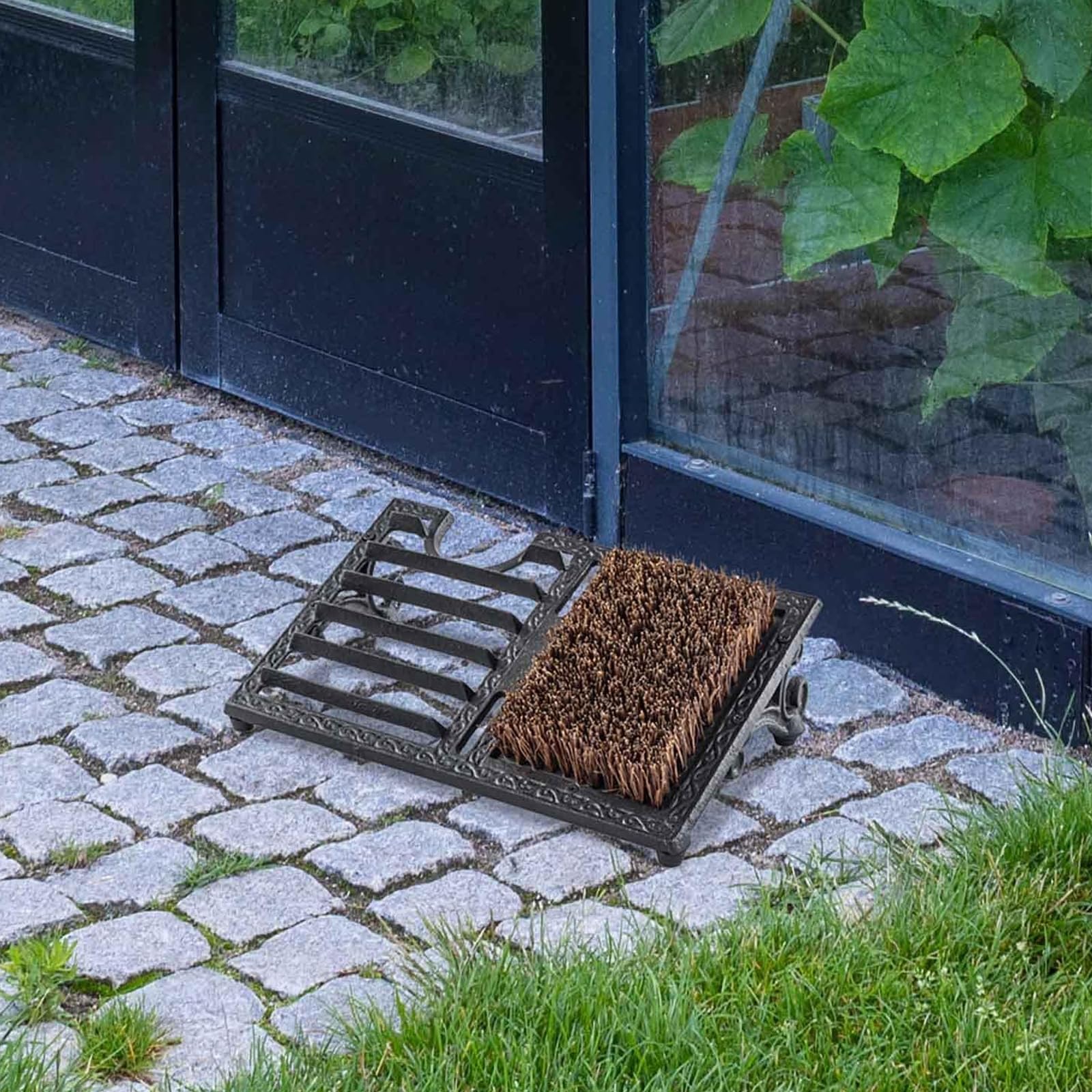 Żeliwny skrobak do butów do użytku na zewnątrz z antypoślizgową podstawą i wydajną szczotką do czyszczenia butów ogrodowych przy wejściu do ogrodu