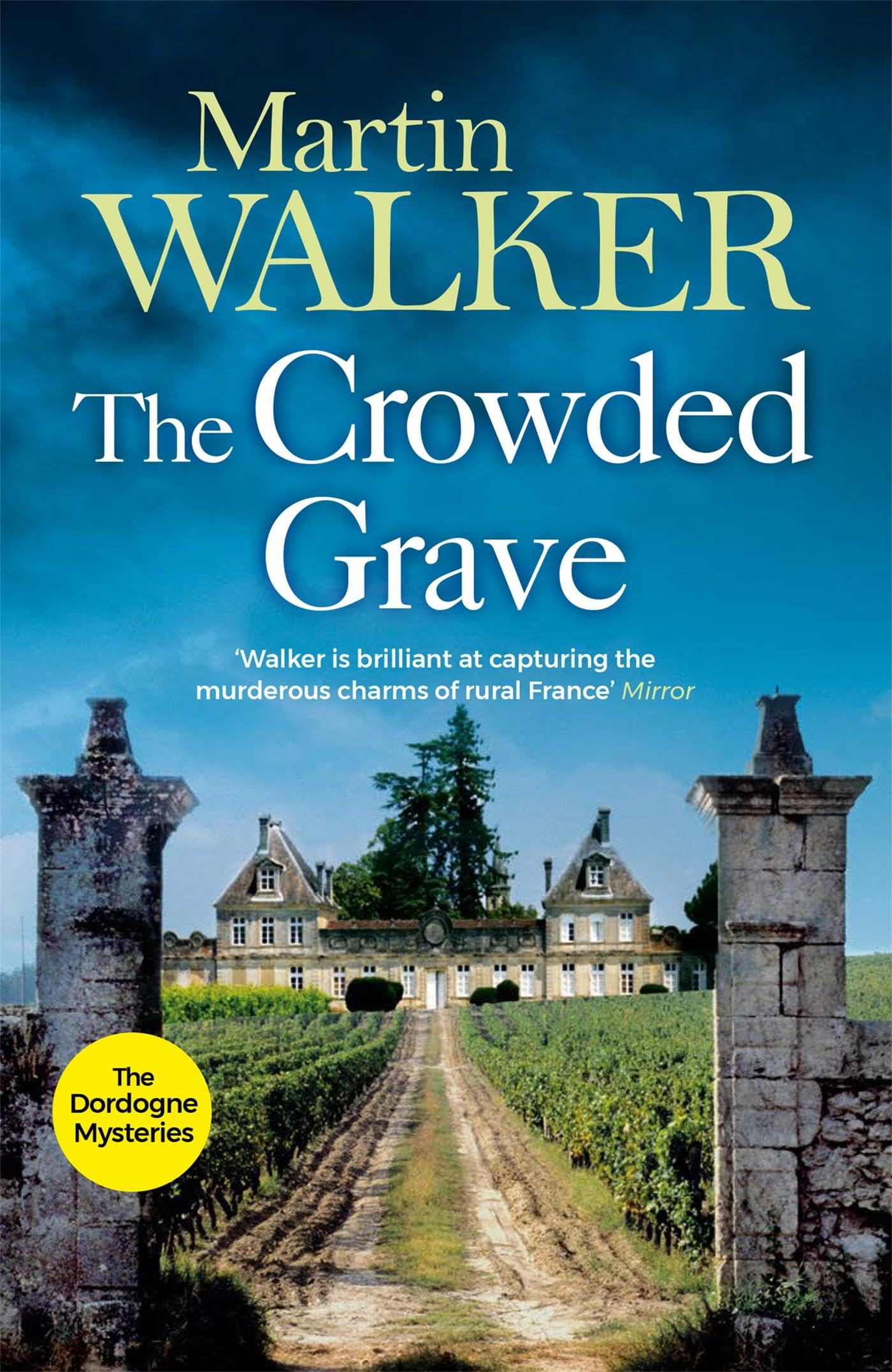 The Crowded Grave The Dordogne Mysteries 4 by Martin Walker (Paperback Book)