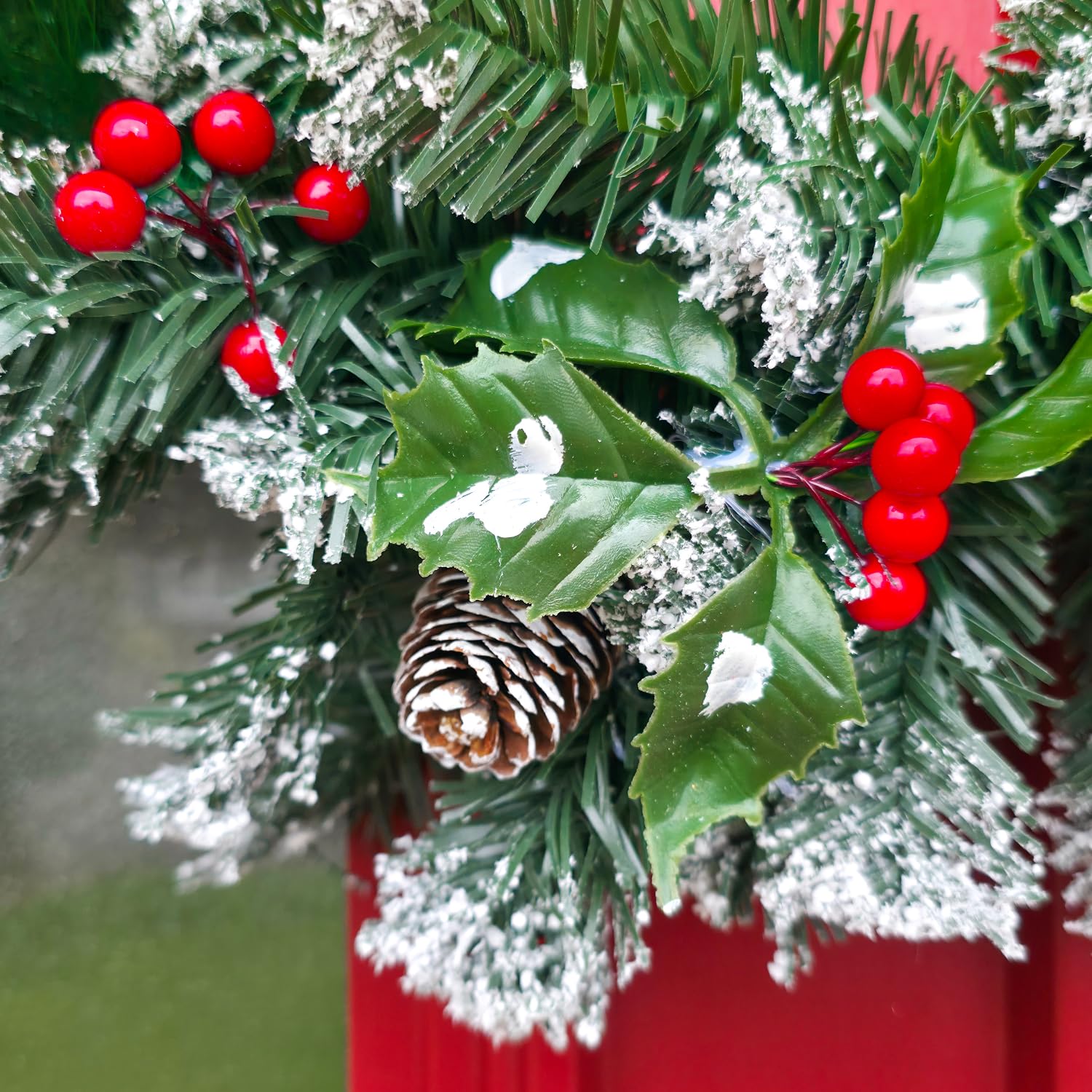 HomeZone® Festive Couronne de Noël décorée de neige avec baies et pommes de pin 50 cm