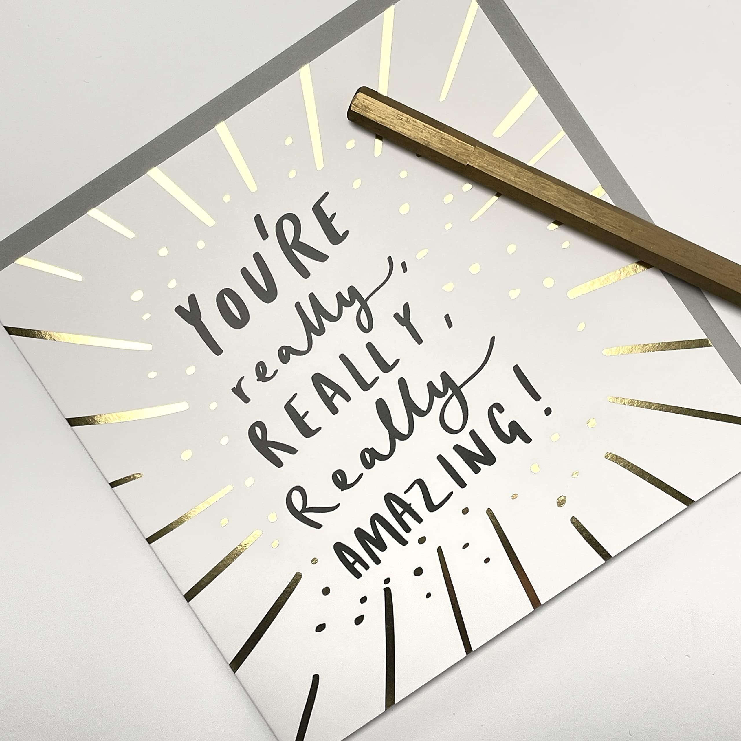 Old English Co. Jolie Carte De Chance Pour Homme Et Femme – Carte D'encouragement « Brie-lieve In You » Pour Amis Et Famille – Carte Amusante Pour