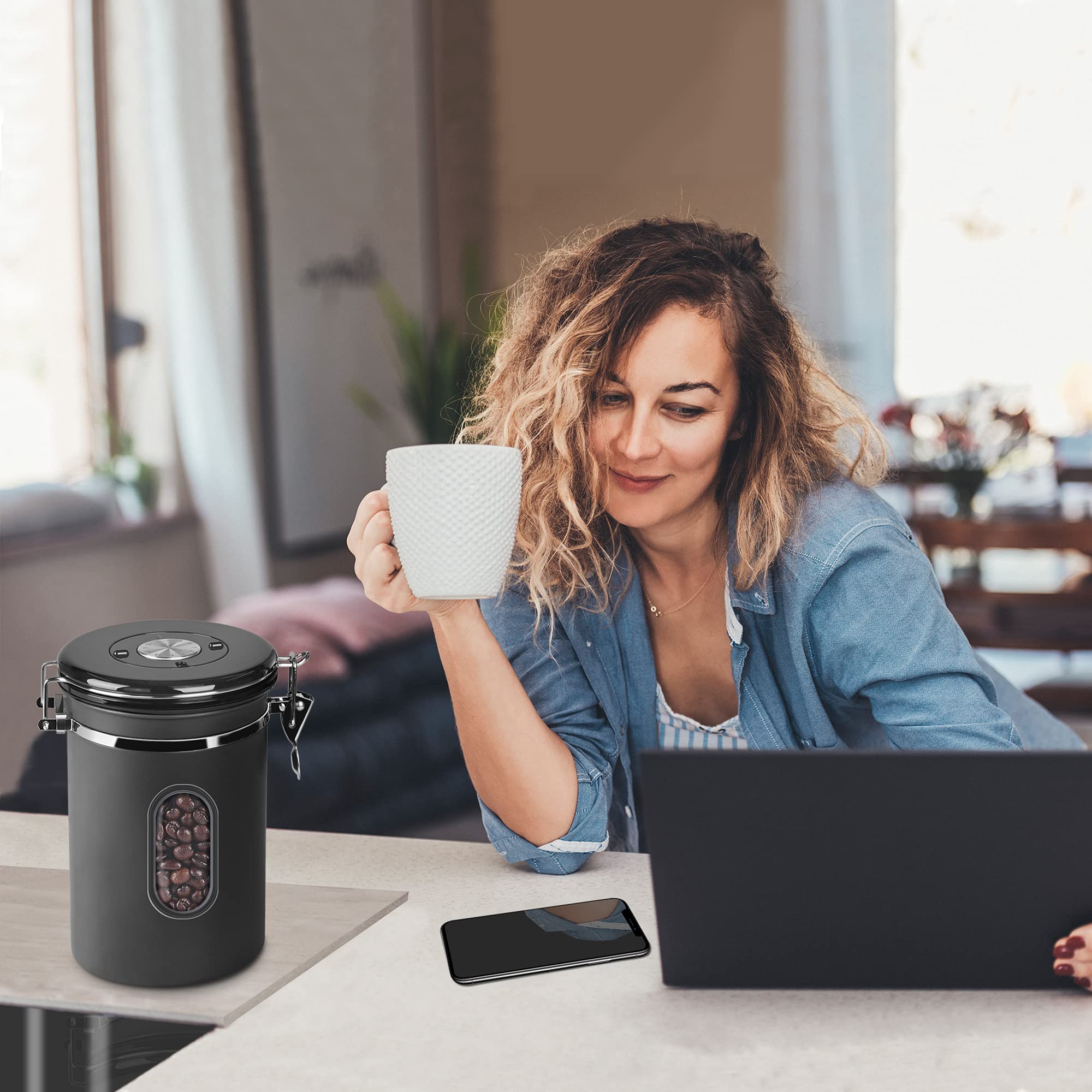 Recipiente hermético de café de 1500 ml con ventana transparente de seguimiento de fecha, almacenamiento de granos de café de 22 onzas líquidas con cuchara de medición de 30 ml y válvula de 4 CO2,