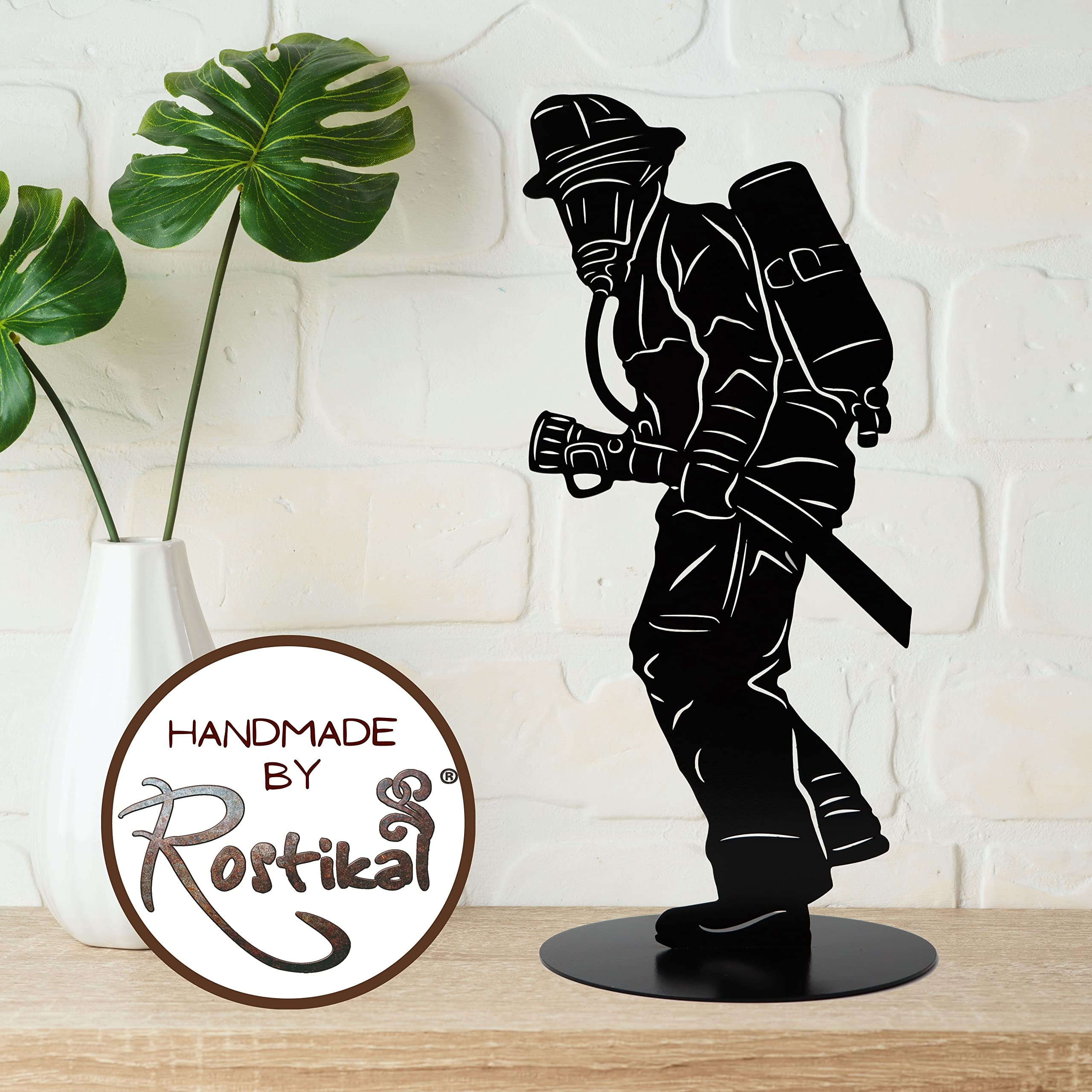 Rostikal Feuerwehrmann Figur Schwarz 40 cm Metall Skulptur Feuerwehr Deko | Pulverbeschichtete Statue mit Bodenplatte, standfeste Dekofigur für Wohnzimmer, Terrasse und Garten, Geschenkidee für Männer