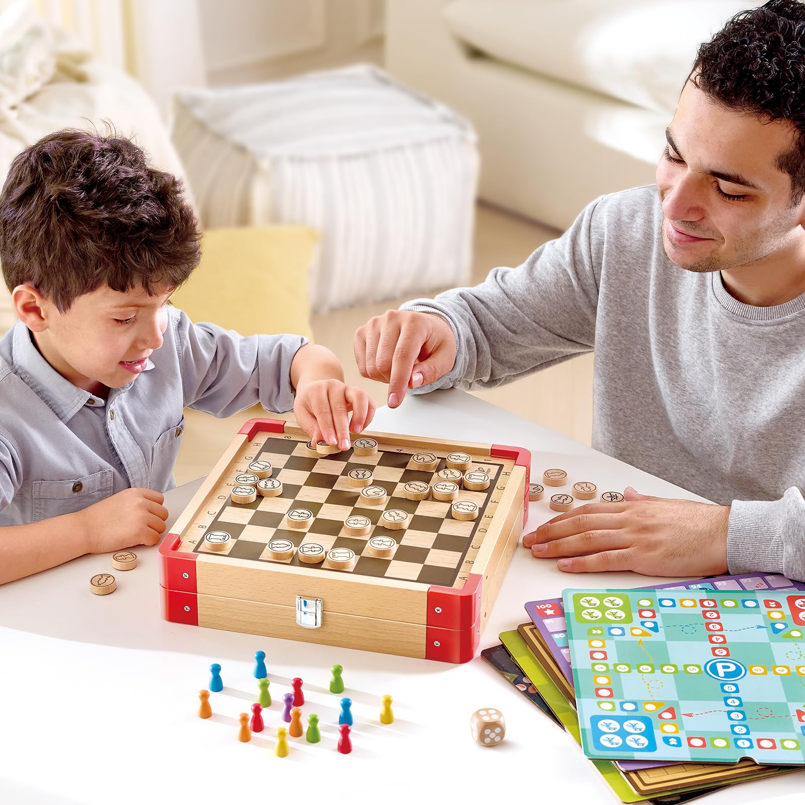 Hape Drewniany zestaw do wielu gier, 22 klasyczne gry planszowe na rodzinną noc, edukacyjne zabawki strategiczne dla dzieci i dorosłych, kompaktowe, przenośne etui do przechowywania dla chłopców i