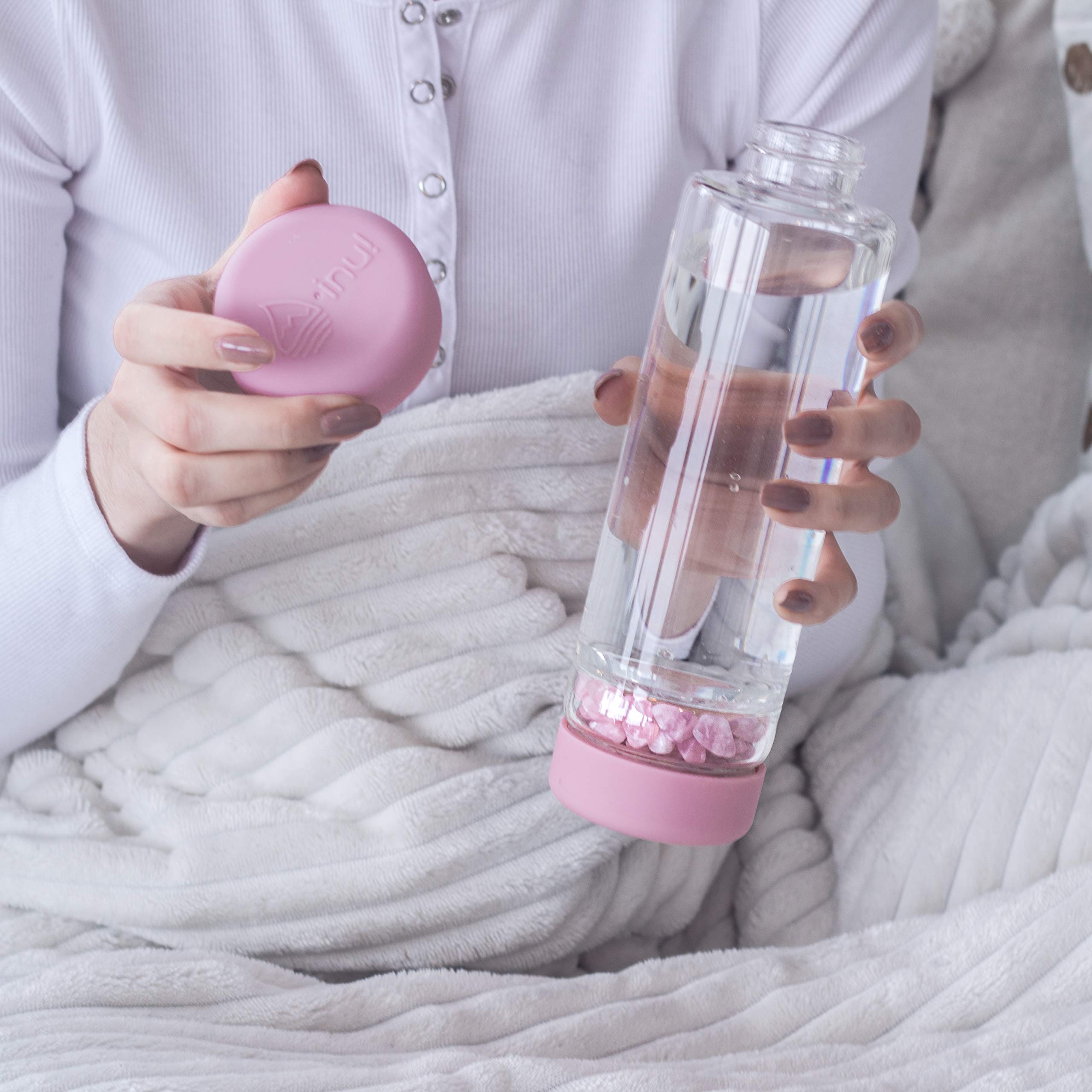 VitaJuwel inu ROSE | La botella de agua original de cristal con cuarzo rosa