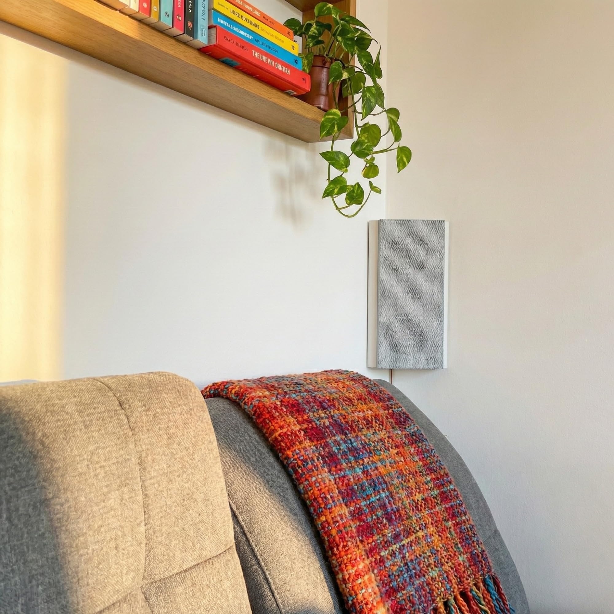 Dynavoice Magic FX-4 Blanco – Altavoces Surround para Cine en Casa (Pareja), Montaje en Pared o Techo, Compatibles con Dolby Atmos.