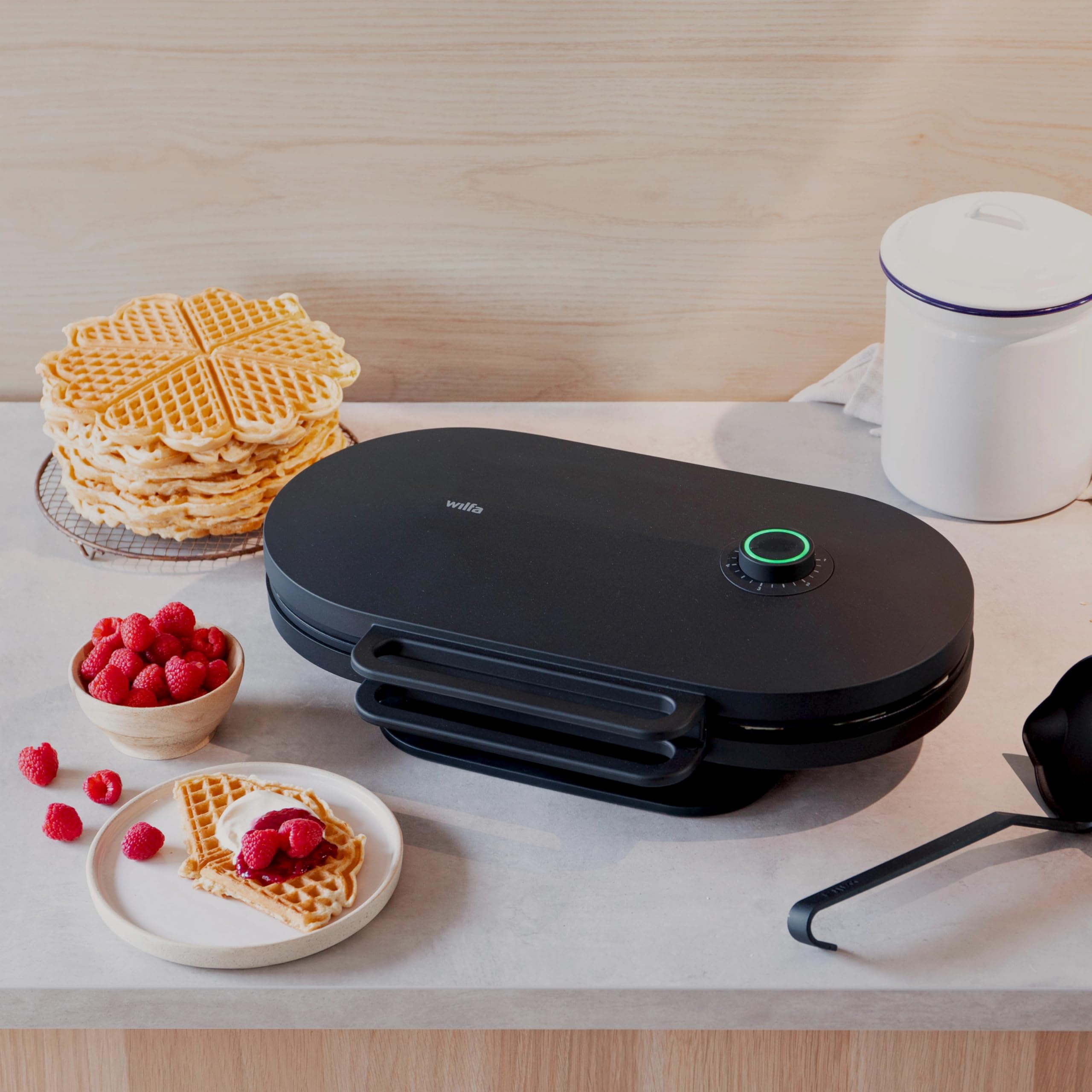 Wilfa GRAND DOUBLE Waffeleisen I 2 x 22cm große Waffeln I mit 6 Herzen I doppelte Antihaft-Beschichtung I inklusive Teig-Kelle I Doppel-Waffeleisen (schwarz)